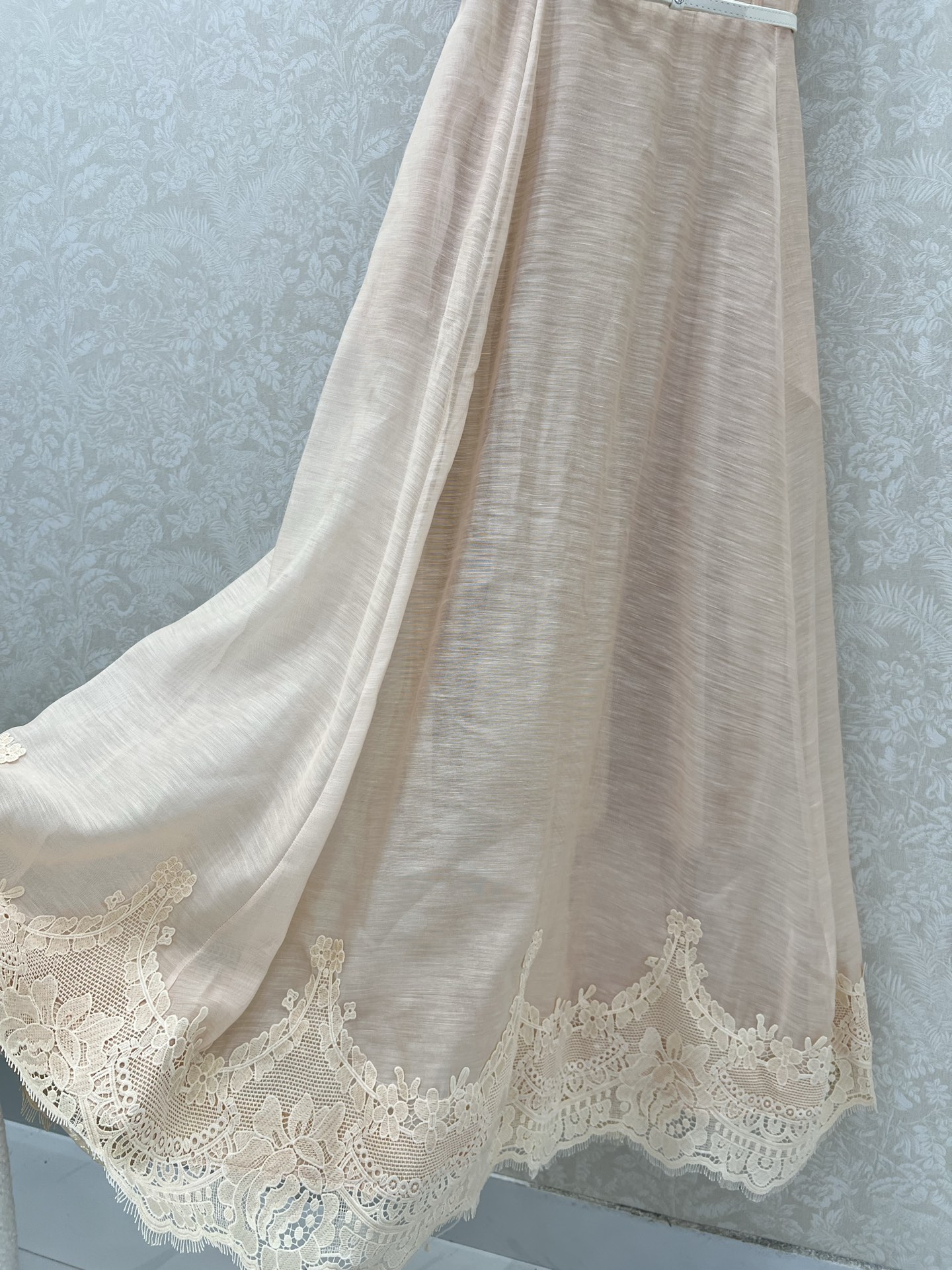 🔥🔥ZIMMERM*25新款水溶花吊带净色连衣裙 肩带立体花装饰 胸前与下摆均以水溶花蕾丝装饰 腰身褶皱