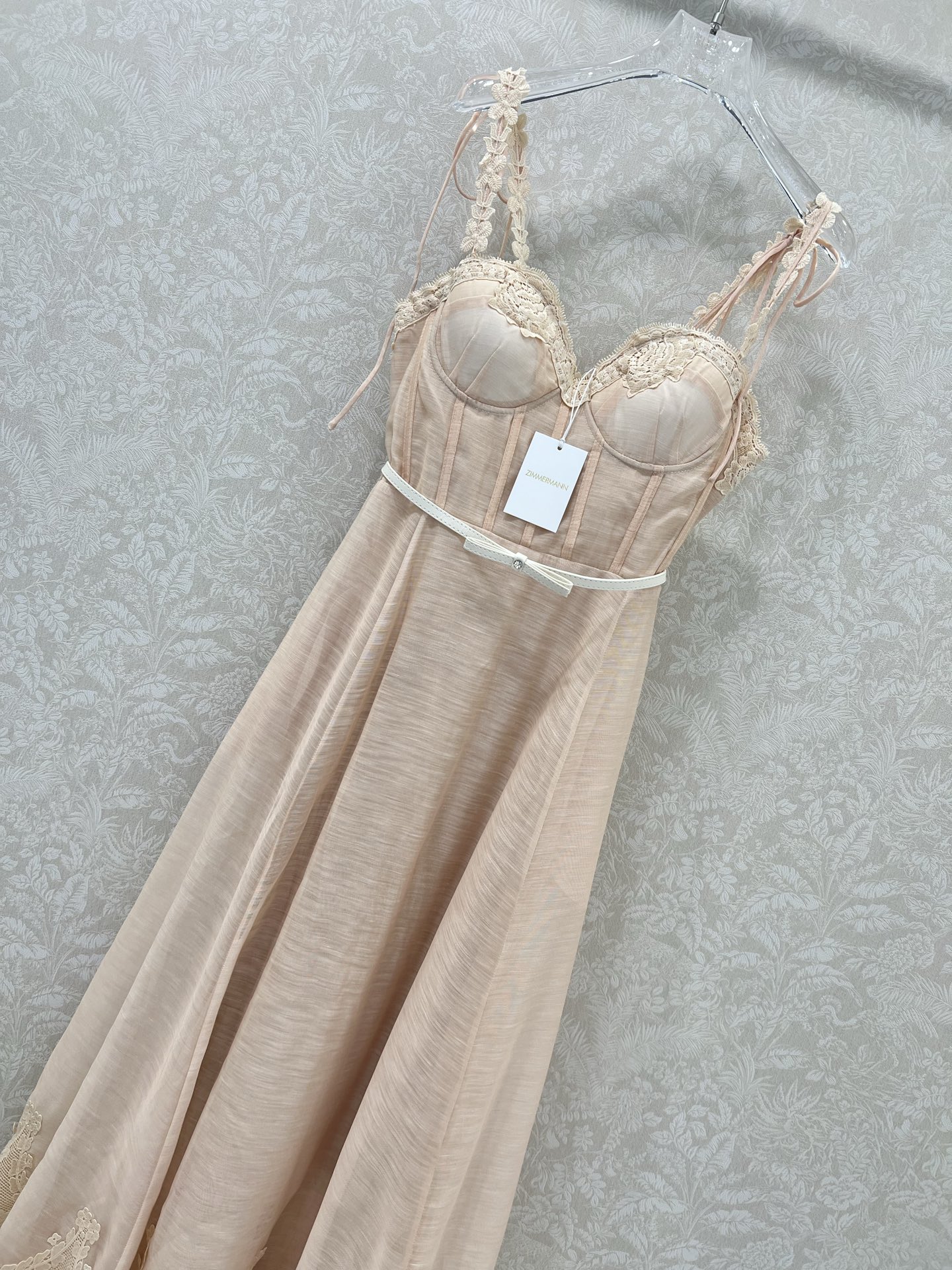 🔥🔥ZIMMERM*25新款水溶花吊带净色连衣裙 肩带立体花装饰 胸前与下摆均以水溶花蕾丝装饰 腰身褶皱