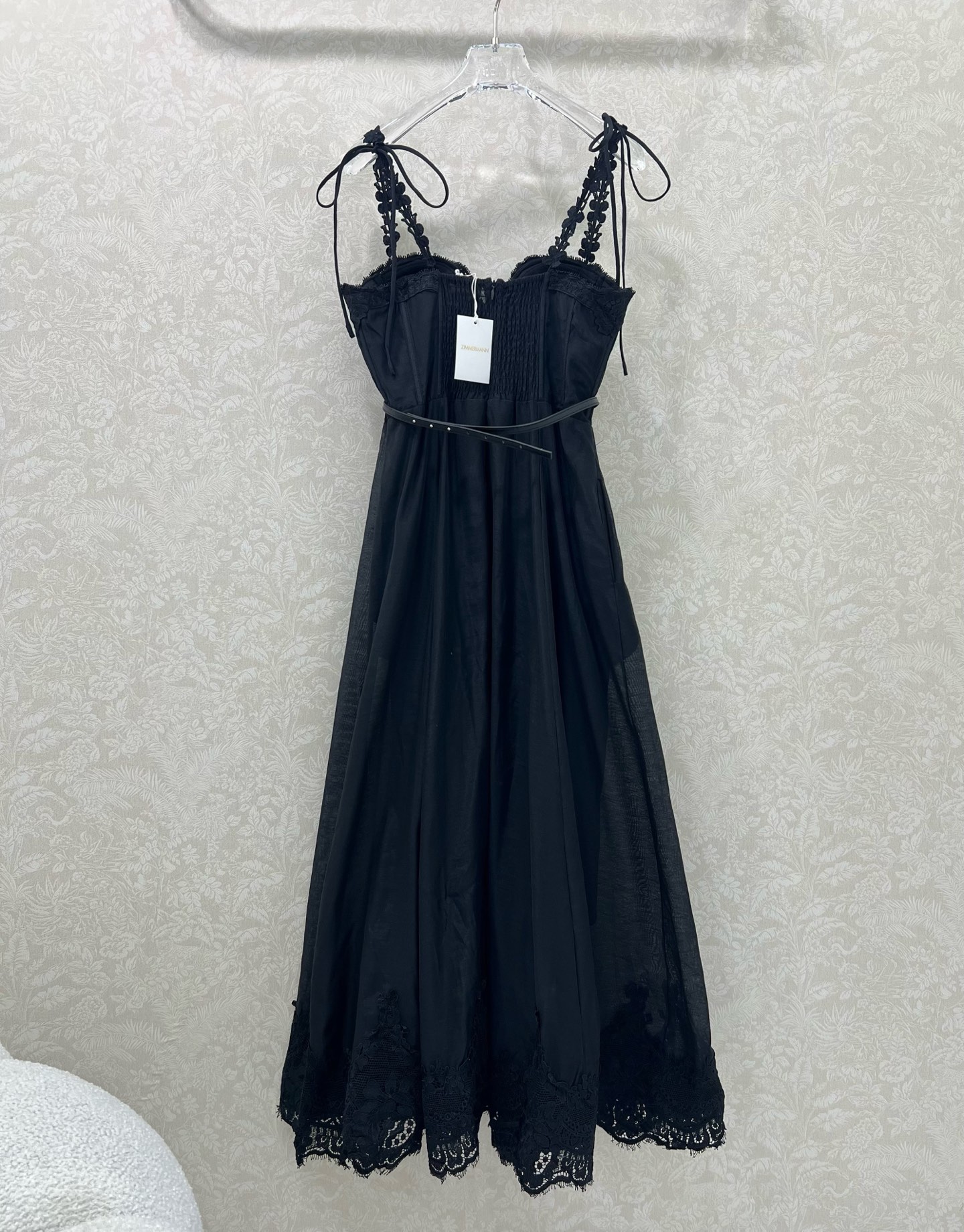 🔥🔥ZIMMERM*25新款水溶花吊带净色连衣裙 肩带立体花装饰 胸前与下摆均以水溶花蕾丝装饰 腰身褶皱