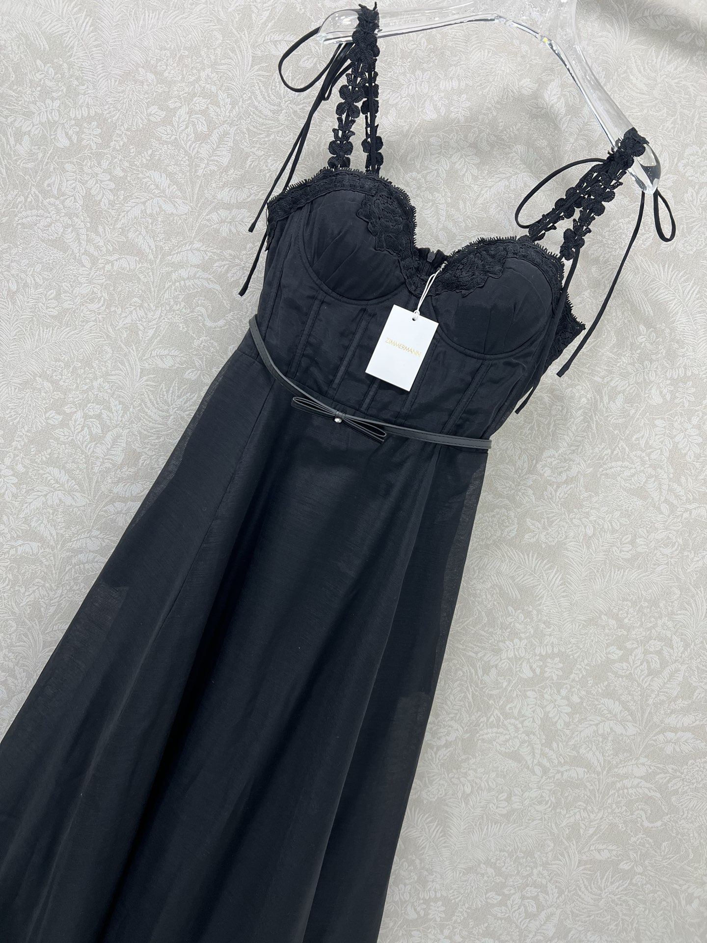 🔥🔥ZIMMERM*25新款水溶花吊带净色连衣裙 肩带立体花装饰 胸前与下摆均以水溶花蕾丝装饰 腰身褶皱