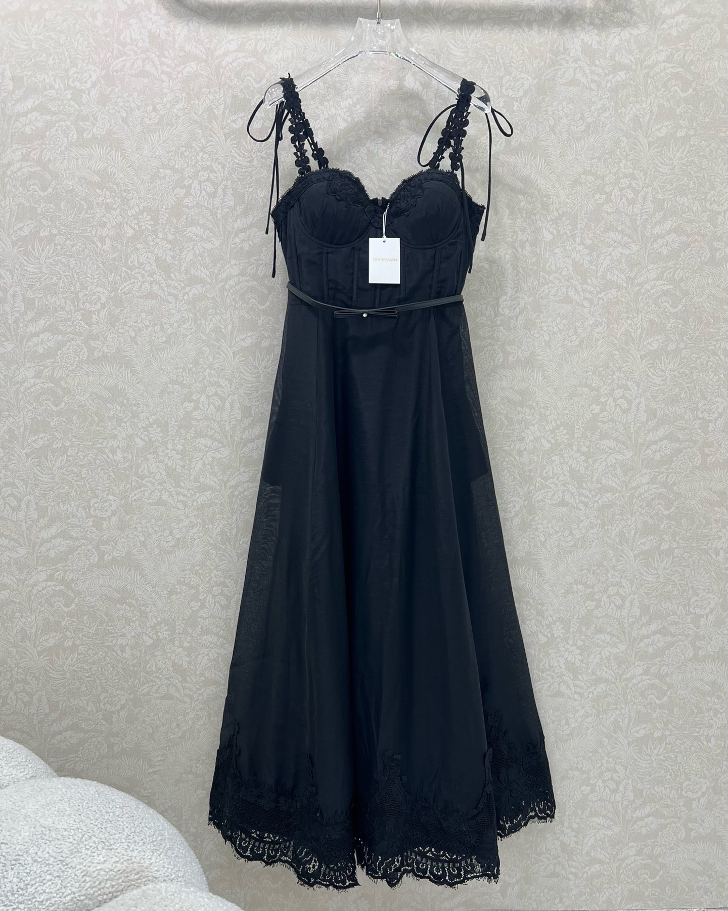 NO:677038,ZIMMERM*25 new water-soluble flower sling solid color dress. The shoulder straps are decorated with three-dimensional flowers. The chest and hem are decorated with water-soluble flower lace. The waist pleats outline the waistline, which is eye-catching. The invisible zipper opening and closing, the waist is tightened with a customized belt. The fairy is overall high-class and shows retro charm. 2 colors and 4 codes SMLXL, Zimmerman-clothing, skirts,19860909ZIMMERM*25新款水溶花吊带净色连衣裙 肩带立体花装饰 胸前与下摆均以水溶花蕾丝装饰 腰身褶皱勾勒腰线让人眼前一亮,隐形拉链开合,腰部收腰搭配定制腰带 超大摆裙摆仙女本仙整体高级又展现复古魅力气质.2色4码SMLXL,兹默曼-服装,skirts,,Women's clothing