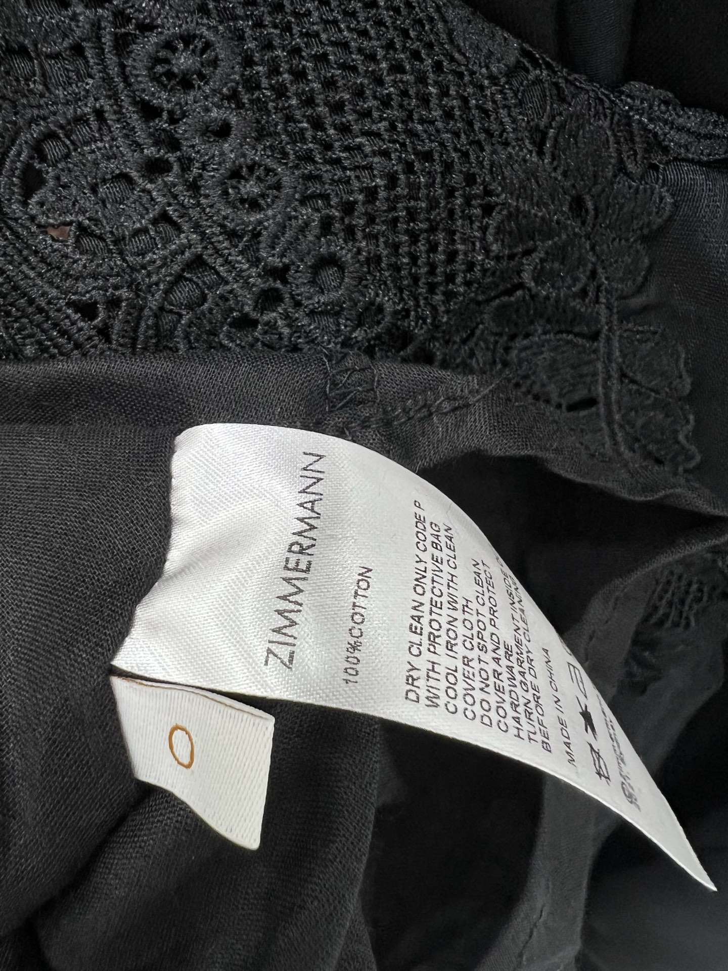 🔥🔥ZIMMERM*25新款水溶花吊带净色连衣裙 肩带立体花装饰 胸前与下摆均以水溶花蕾丝装饰 腰身褶皱