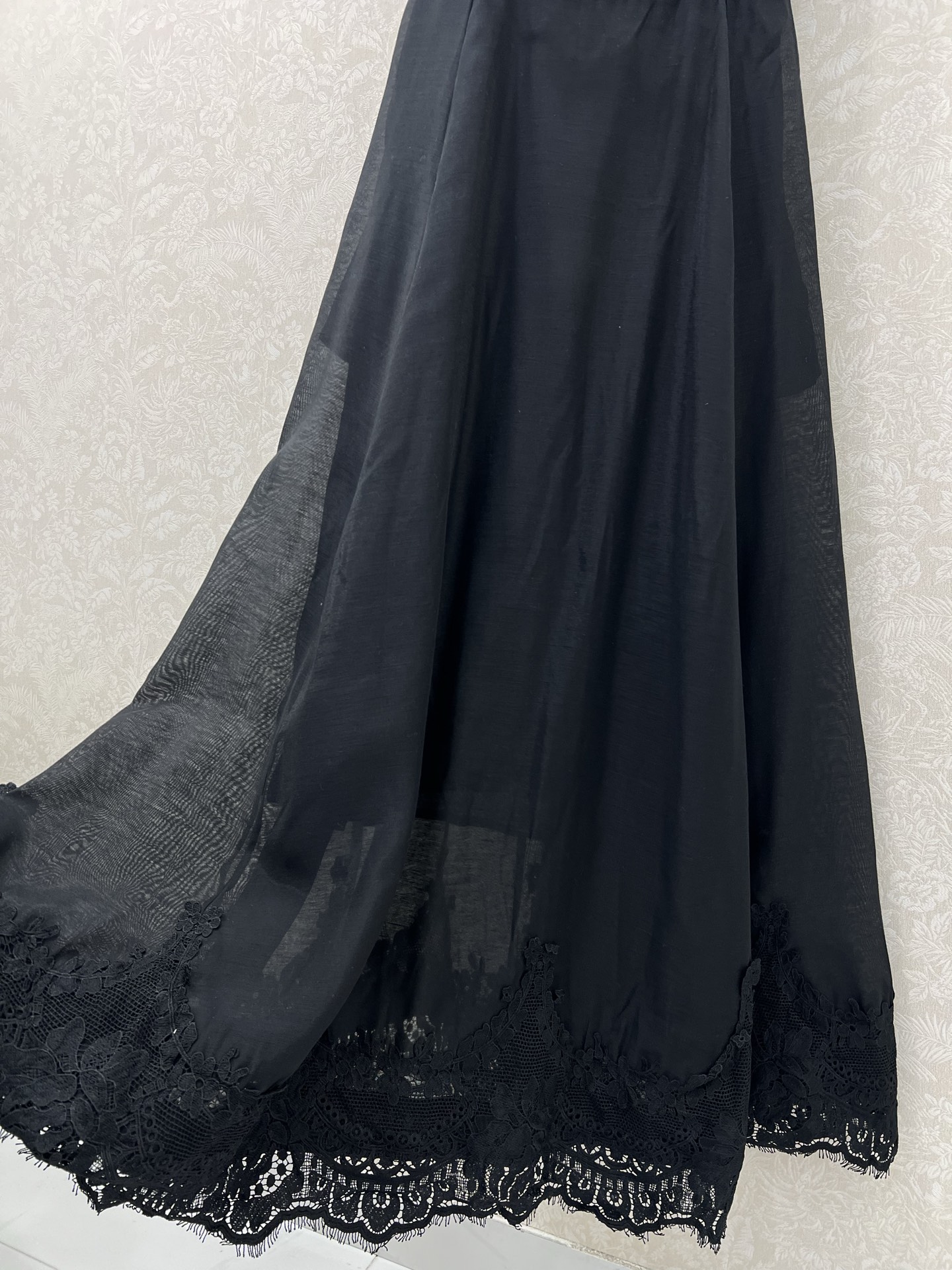 🔥🔥ZIMMERM*25新款水溶花吊带净色连衣裙 肩带立体花装饰 胸前与下摆均以水溶花蕾丝装饰 腰身褶皱