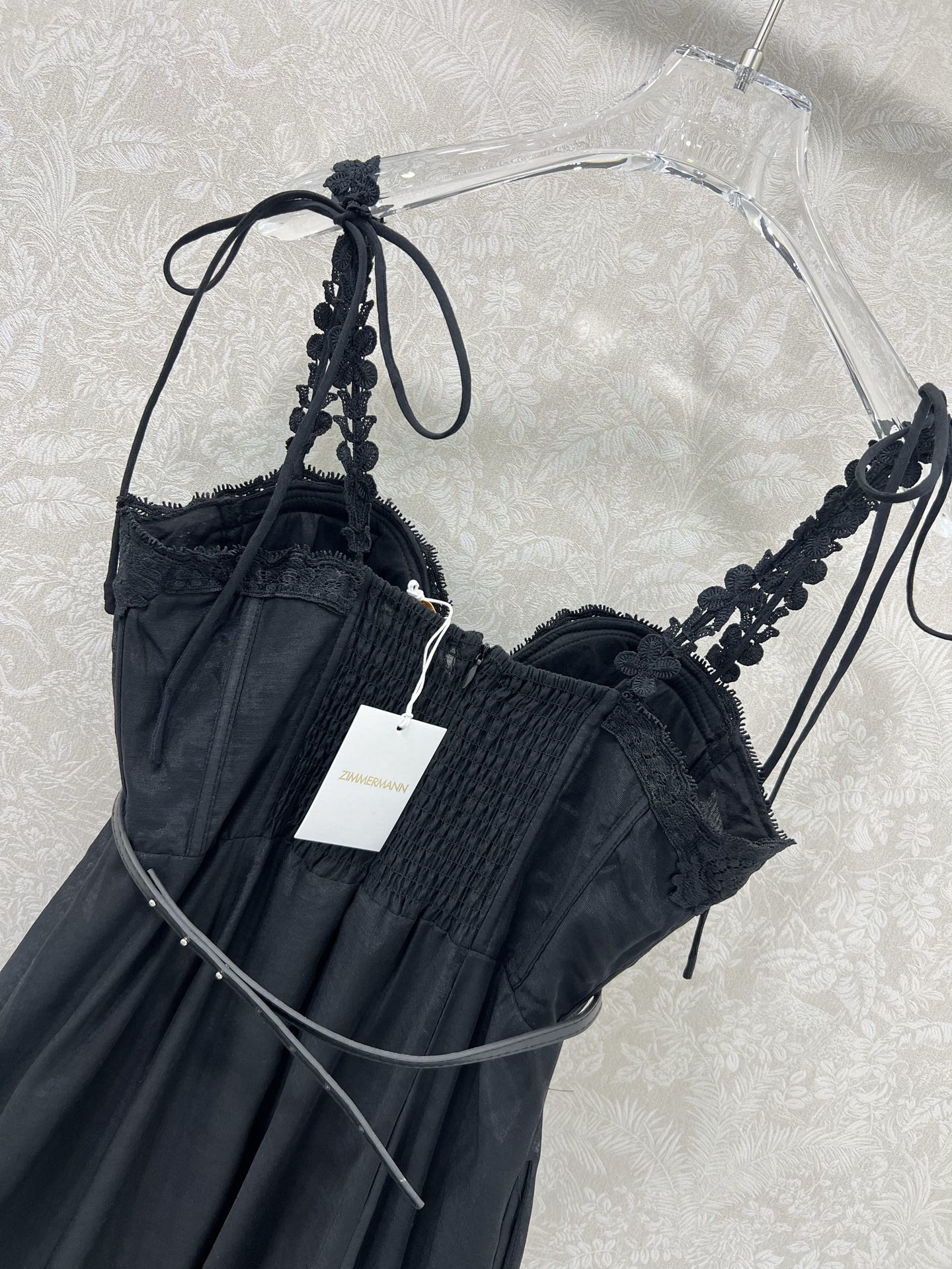 🔥🔥ZIMMERM*25新款水溶花吊带净色连衣裙 肩带立体花装饰 胸前与下摆均以水溶花蕾丝装饰 腰身褶皱