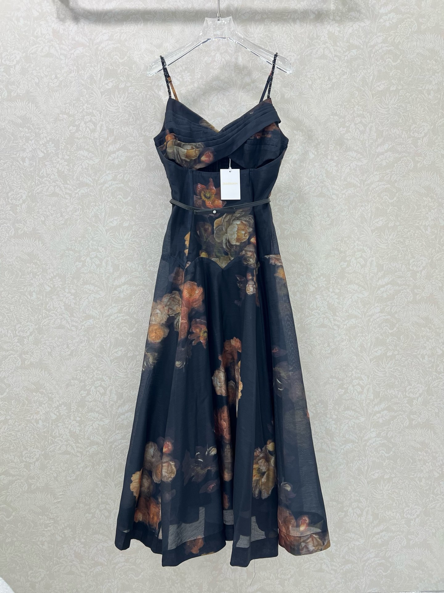 NO:677046,ZIMMERM*25 new rose flower print strapless hollow suspender dress. The shoulder straps are diamond-set and the waist pleats outline the waistline. It is made of linen fabric, which is eye-catching. It has invisible zipper opening and closing, and the waist is narrowed. All-over printing ~ with customized belt. The fairy is overall high-class and shows retro charm. Monochrome 4-code SMLXL, Zimmerman-clothing, skirts,19860909ZIMMERM*25新款玫瑰花印花抹胸镂空吊带连衣裙 肩带订钻腰身褶皱勾勒腰线 选用亚麻面料制成,让人眼前一亮,隐形拉链开合,腰部收腰 通体印花～搭配定制腰带 超大摆裙摆仙女本仙整体高级又展现复古魅力气质.单色4码SMLXL,兹默曼-服装,skirts,,Women's clothing