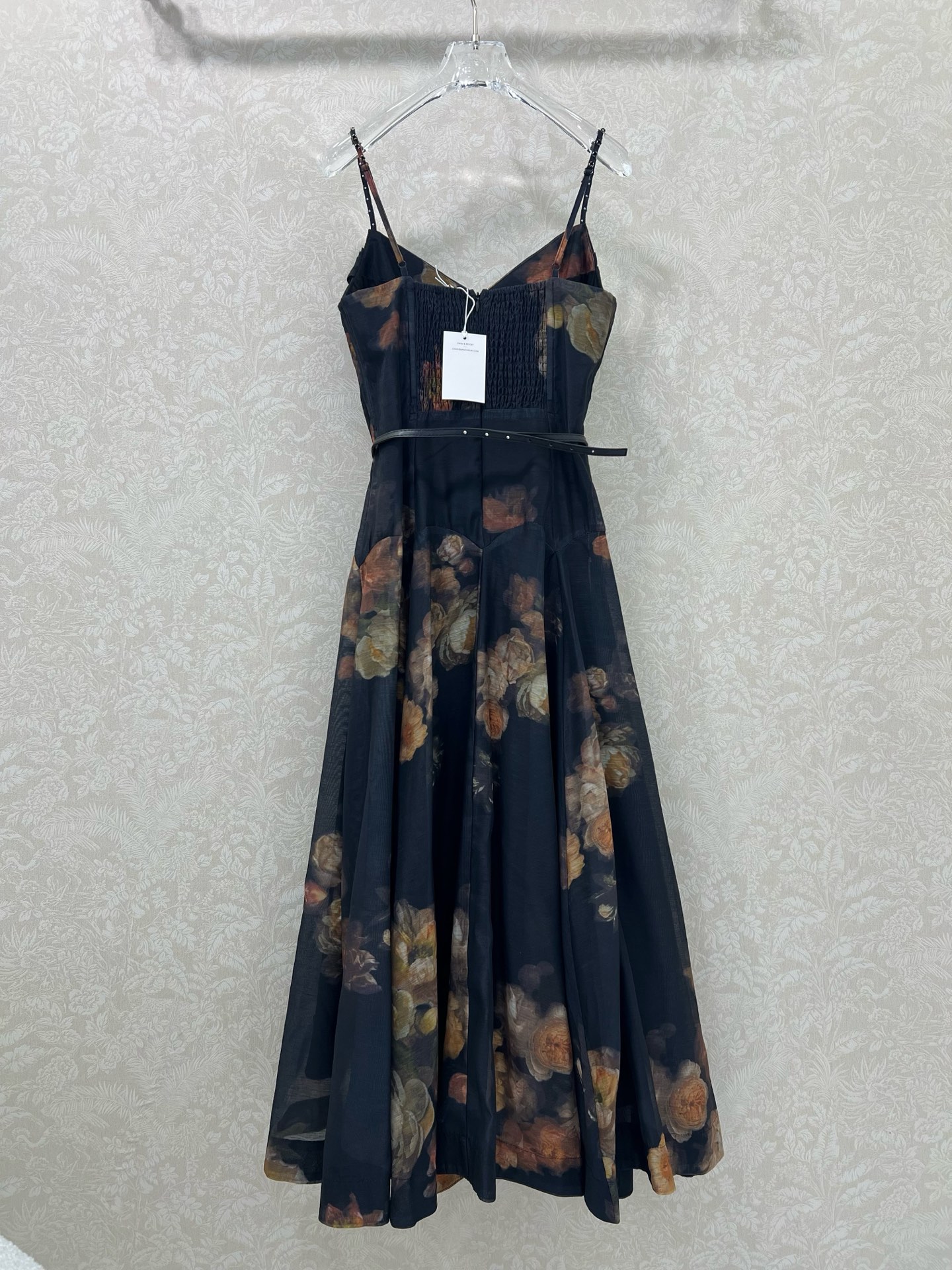 🔥🔥ZIMMERM*25新款玫瑰花印花抹胸镂空吊带连衣裙 肩带订钻腰身褶皱勾勒腰线  选用亚麻面料制成，