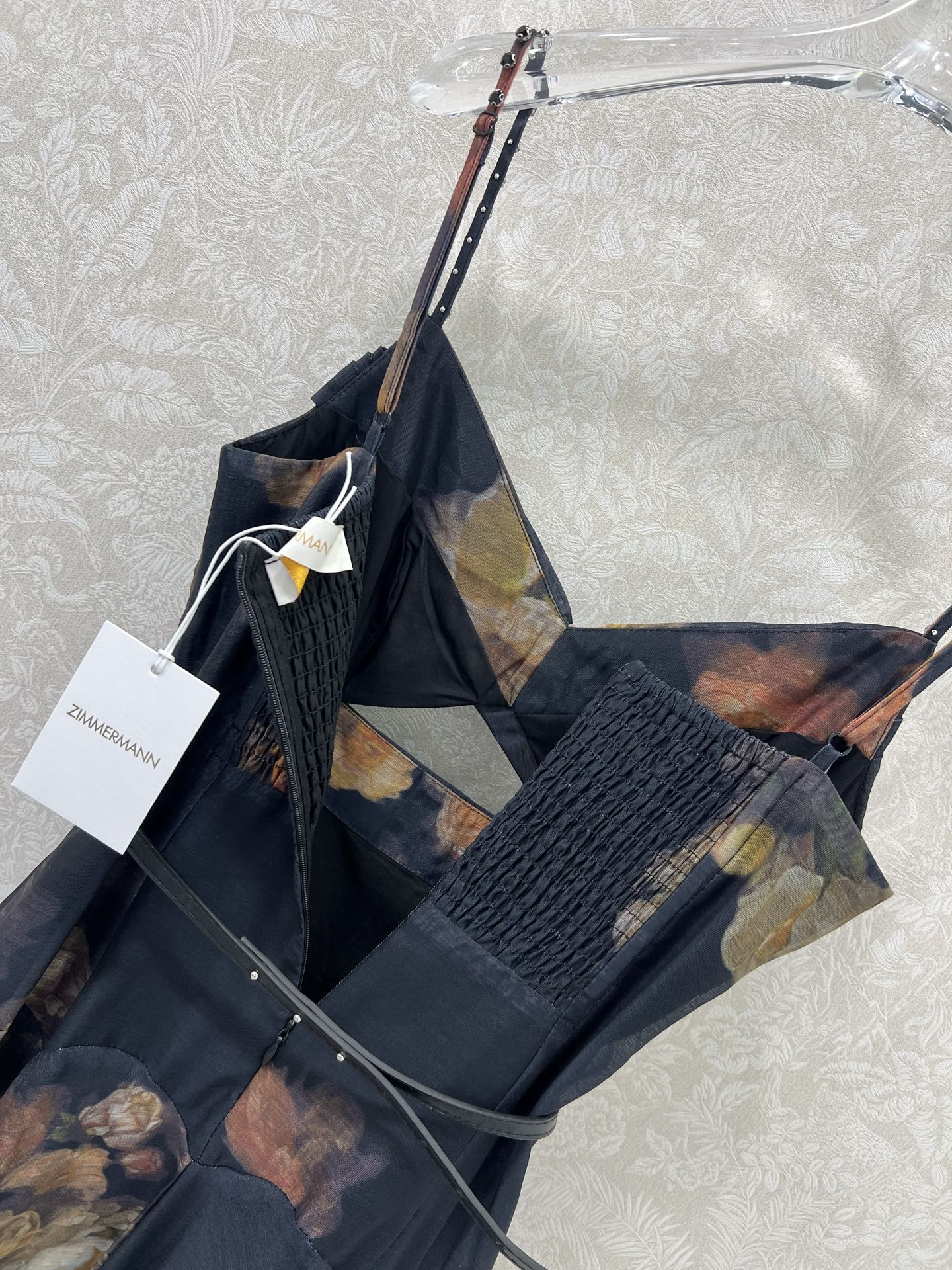 🔥🔥ZIMMERM*25新款玫瑰花印花抹胸镂空吊带连衣裙 肩带订钻腰身褶皱勾勒腰线  选用亚麻面料制成，