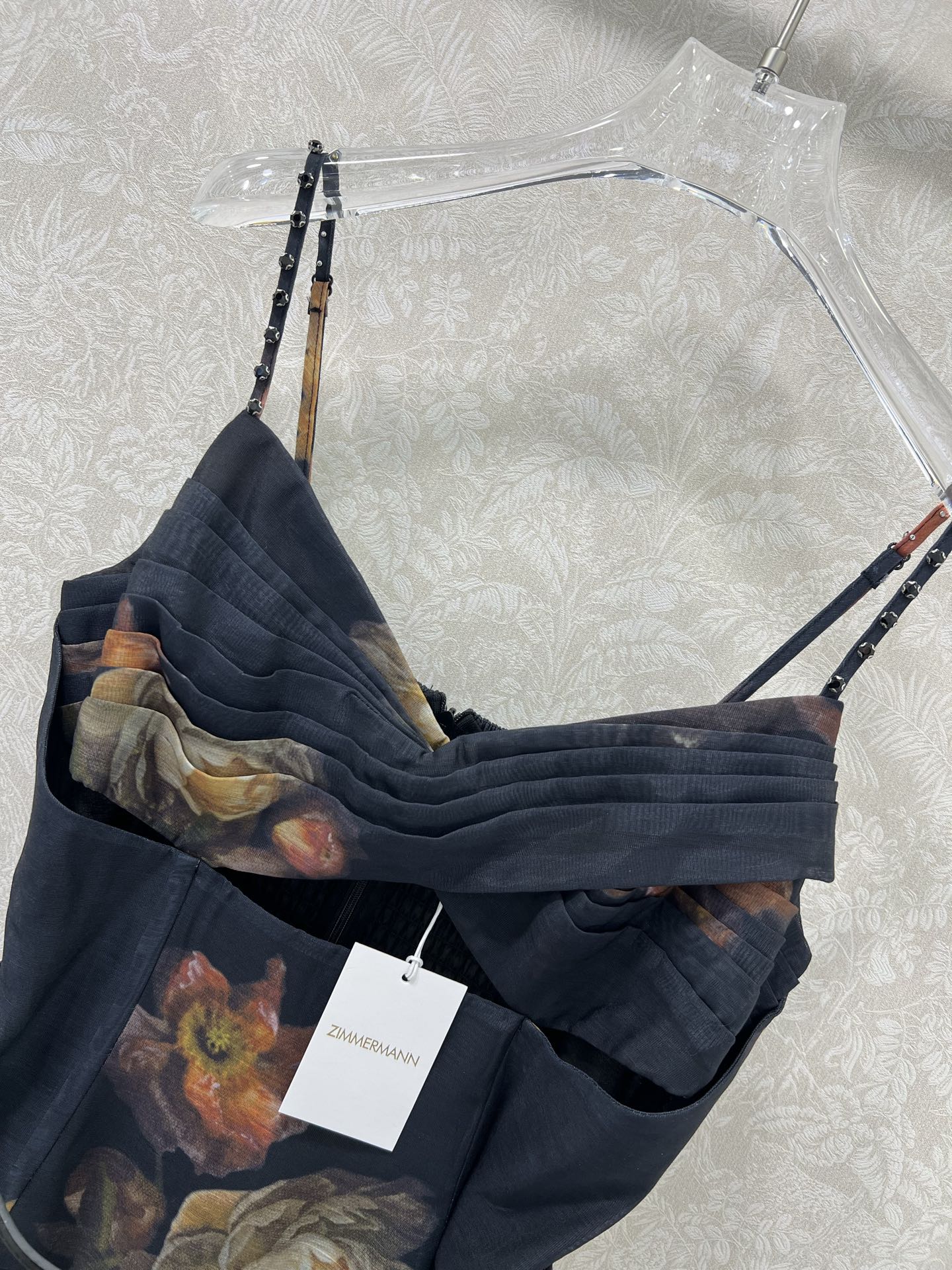 🔥🔥ZIMMERM*25新款玫瑰花印花抹胸镂空吊带连衣裙 肩带订钻腰身褶皱勾勒腰线  选用亚麻面料制成，