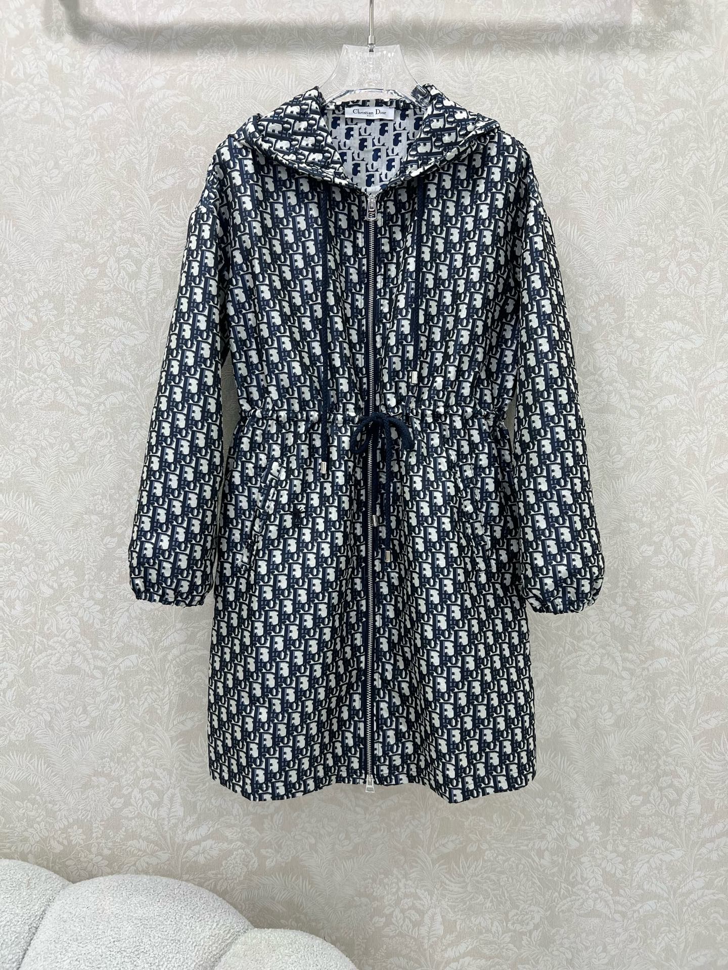 🔥🔥DIO*25新款连帽长袖连衣裙 满幅老花logo字母提花面料 胸前拉链腰部抽绳设计  定制五金 超经