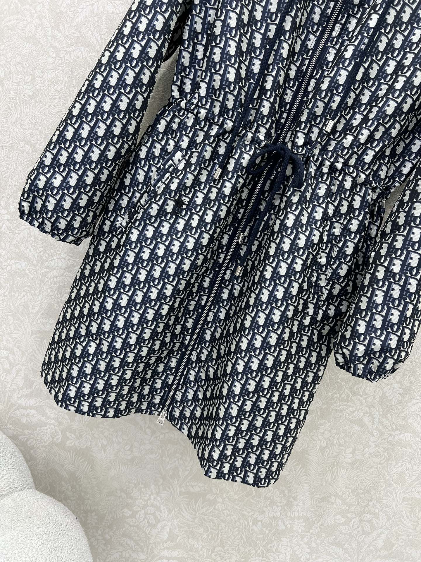 🔥🔥DIO*25新款连帽长袖连衣裙 满幅老花logo字母提花面料 胸前拉链腰部抽绳设计  定制五金 超经