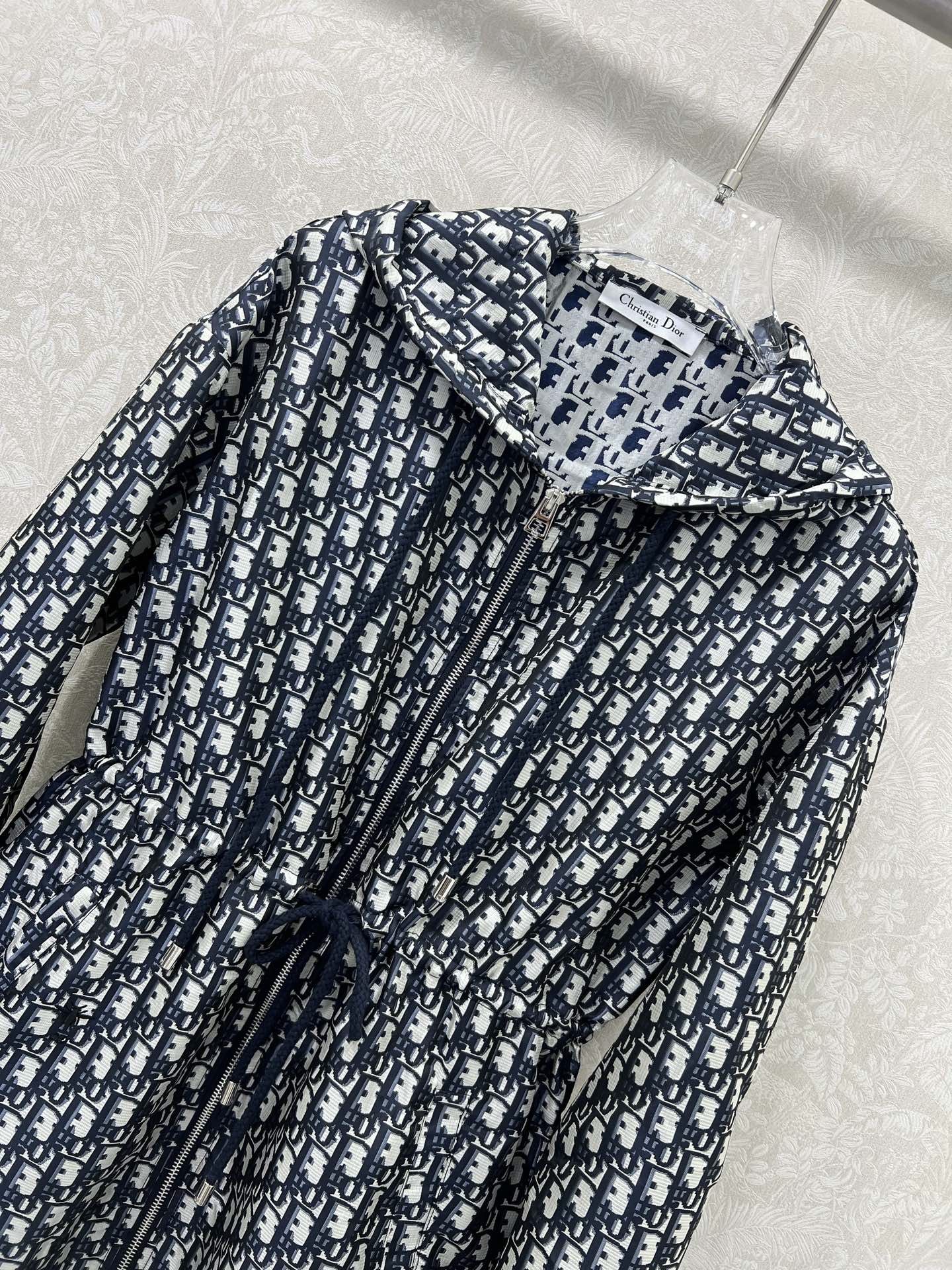 🔥🔥DIO*25新款连帽长袖连衣裙 满幅老花logo字母提花面料 胸前拉链腰部抽绳设计  定制五金 超经