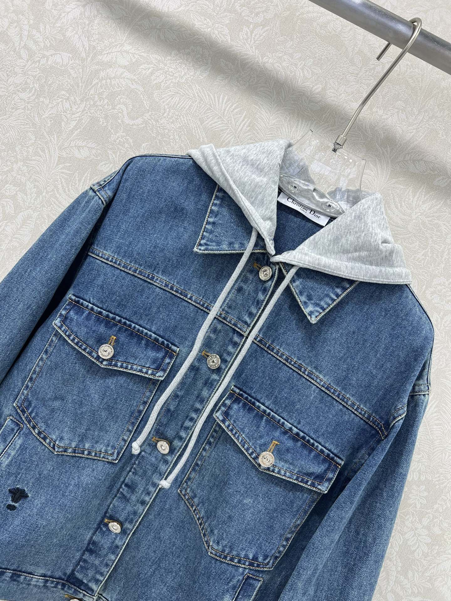  🔥🔥DIO*25新款新款可拆卸连帽提花牛仔外套 全衣采用定织重磅牛仔面料 独立五金开模 经典小蜜蜂刺绣