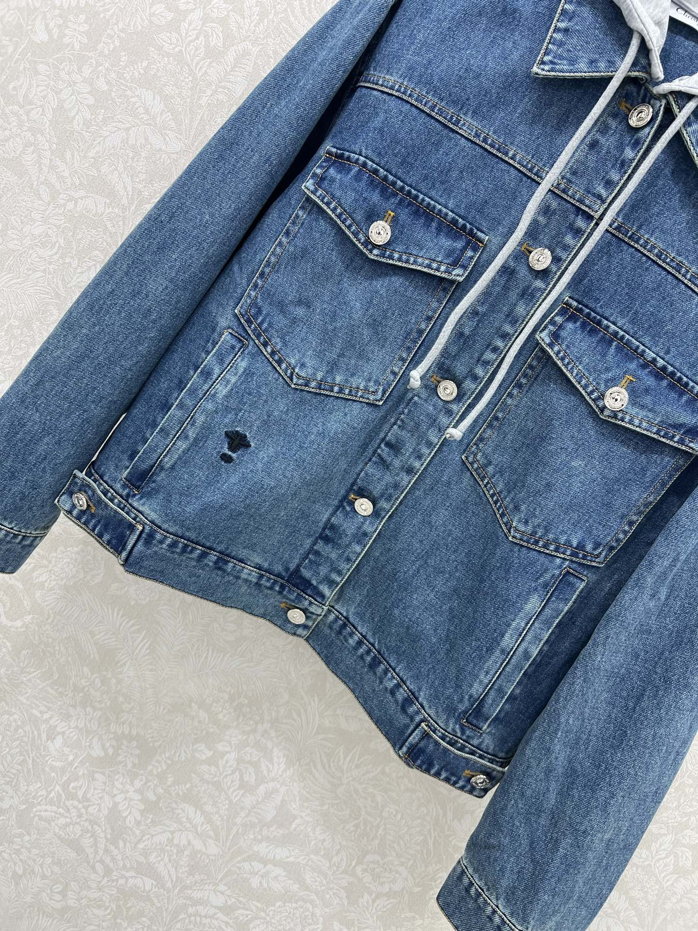  🔥🔥DIO*25新款新款可拆卸连帽提花牛仔外套 全衣采用定织重磅牛仔面料 独立五金开模 经典小蜜蜂刺绣