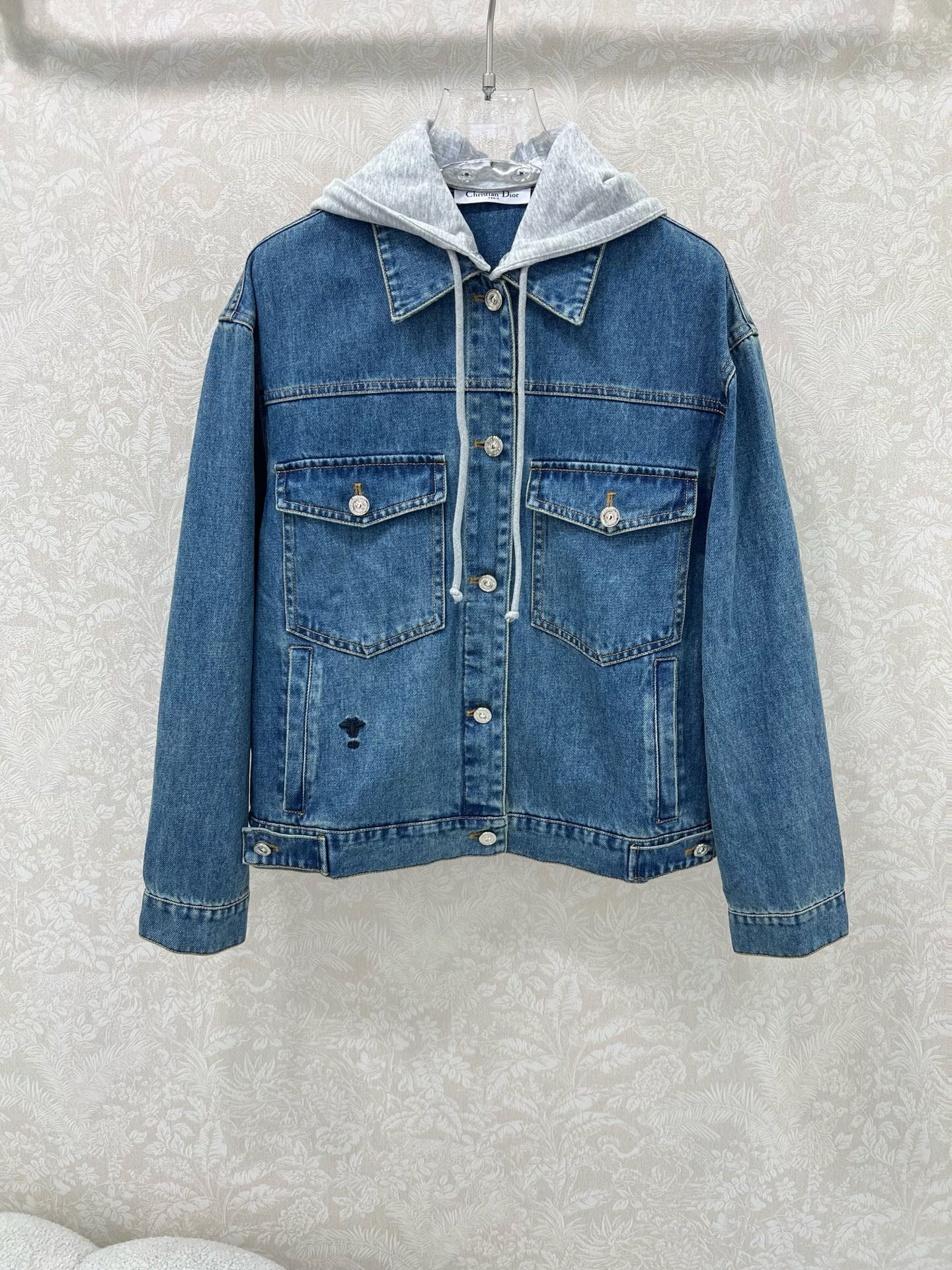  🔥🔥DIO*25新款新款可拆卸连帽提花牛仔外套 全衣采用定织重磅牛仔面料 独立五金开模 经典小蜜蜂刺绣