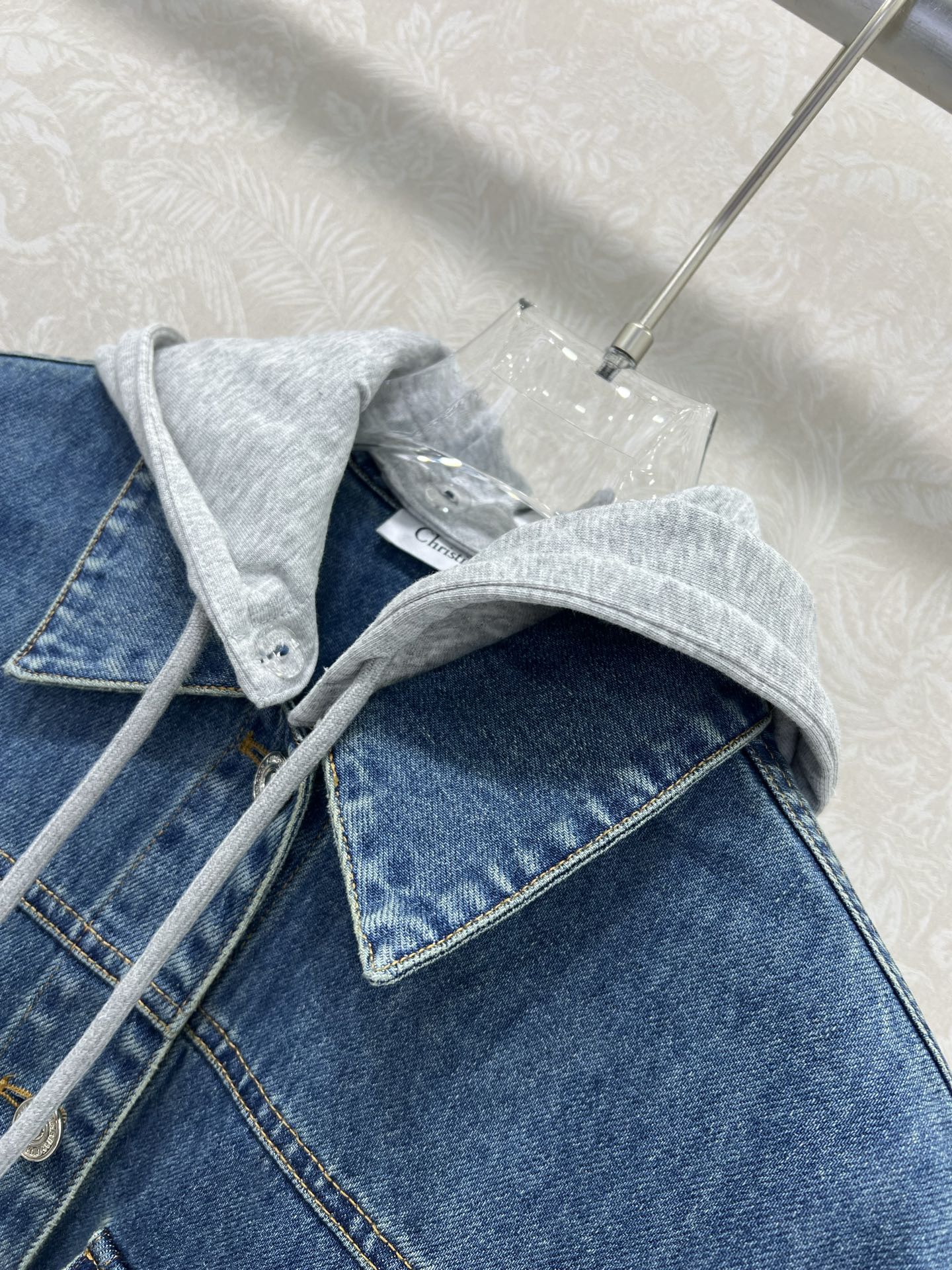  🔥🔥DIO*25新款新款可拆卸连帽提花牛仔外套 全衣采用定织重磅牛仔面料 独立五金开模 经典小蜜蜂刺绣