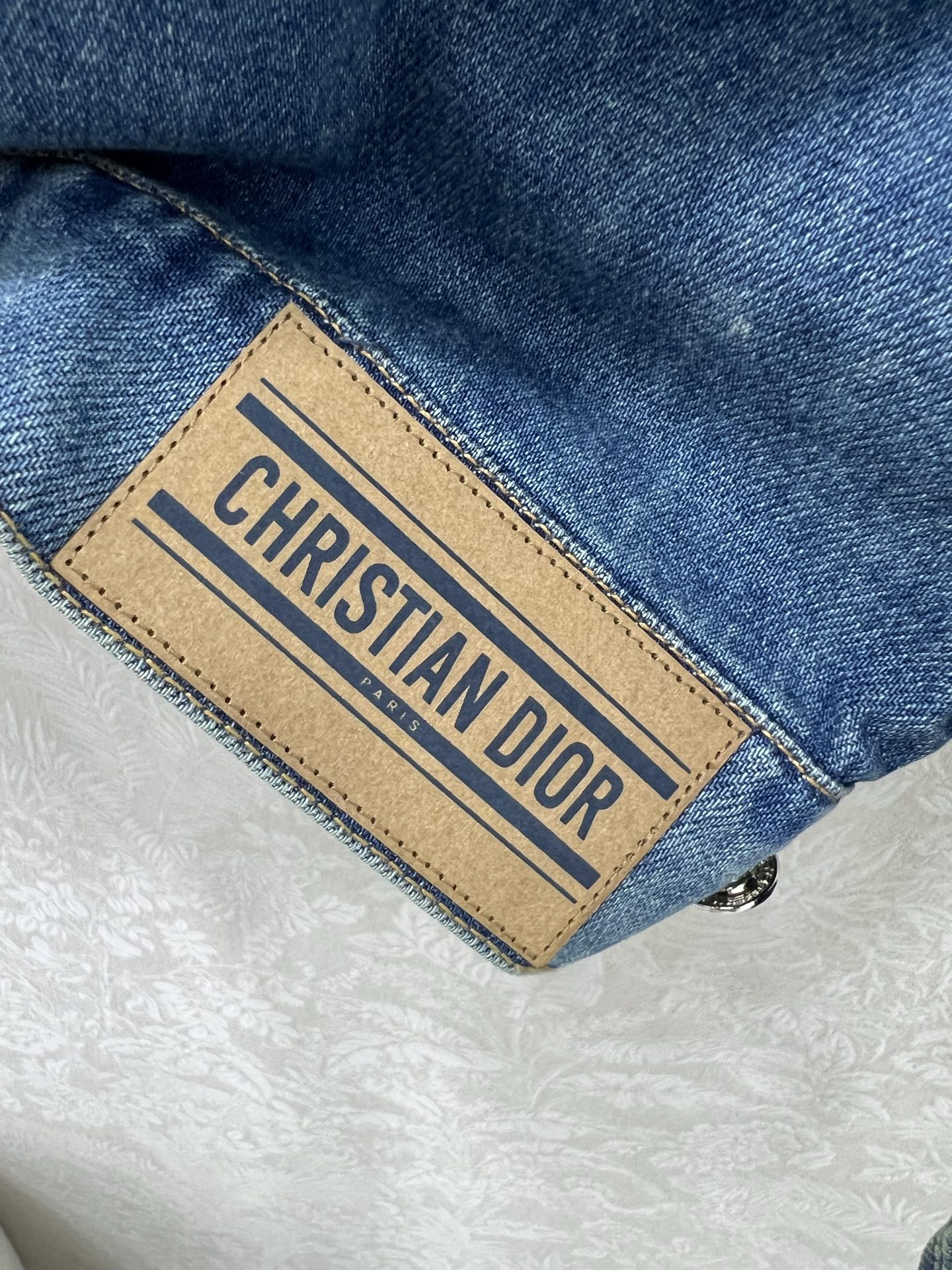  🔥🔥DIO*25新款新款可拆卸连帽提花牛仔外套 全衣采用定织重磅牛仔面料 独立五金开模 经典小蜜蜂刺绣