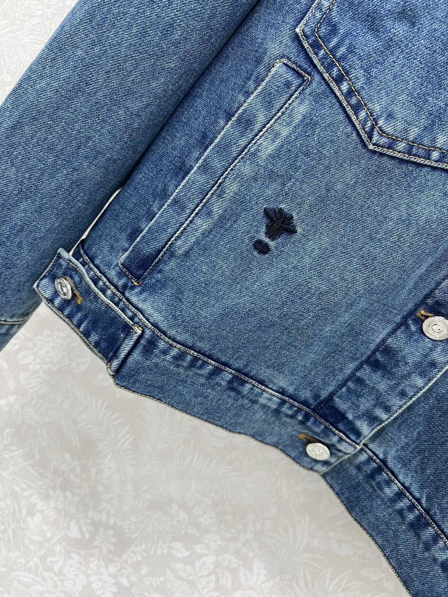  🔥🔥DIO*25新款新款可拆卸连帽提花牛仔外套 全衣采用定织重磅牛仔面料 独立五金开模 经典小蜜蜂刺绣