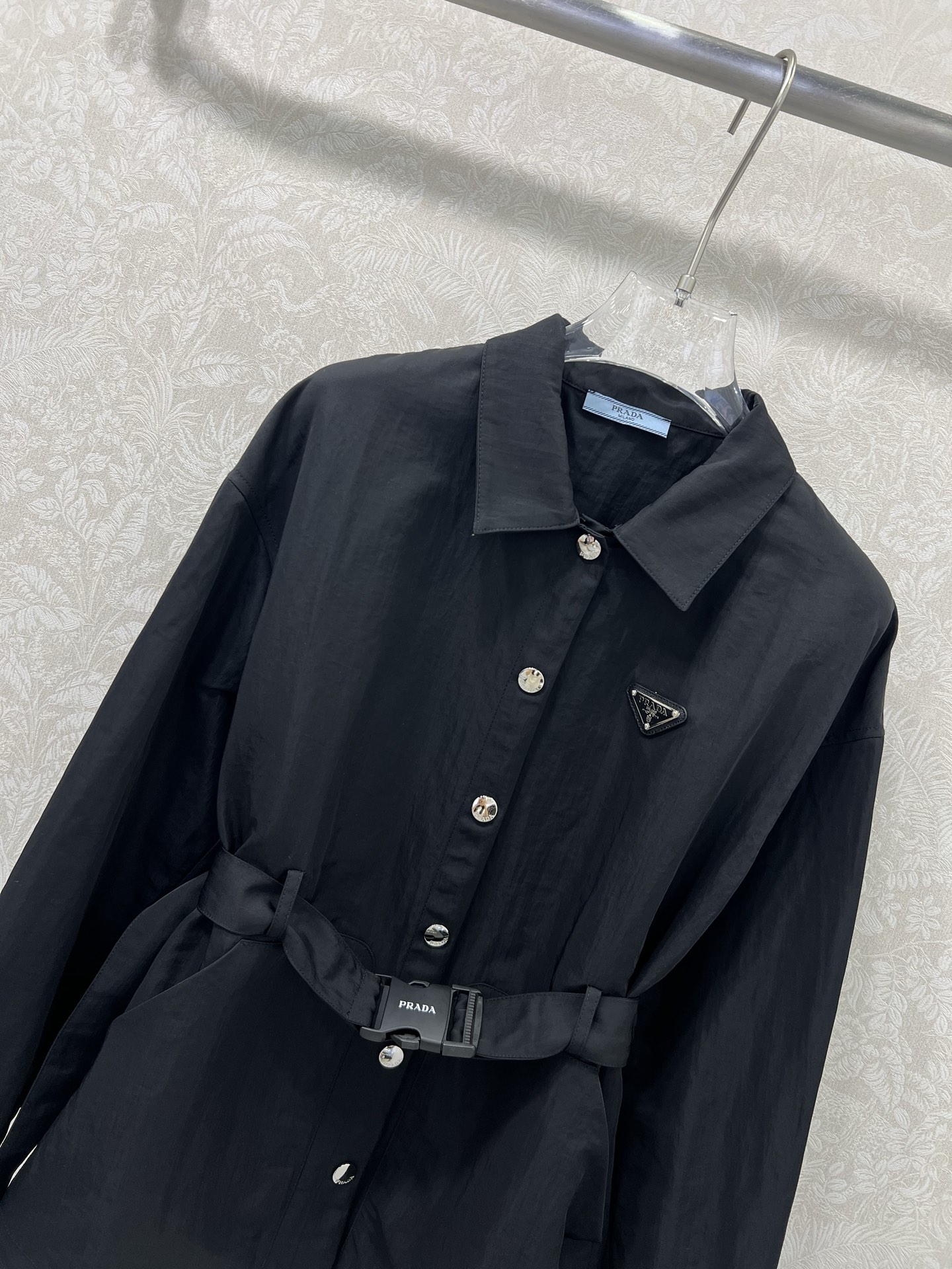 🔥🔥prad*25新款翻领腰带衬衣外套 潮版来袭，解锁多元风格 衣橱里总缺一件适配所有心情的外套？看这里