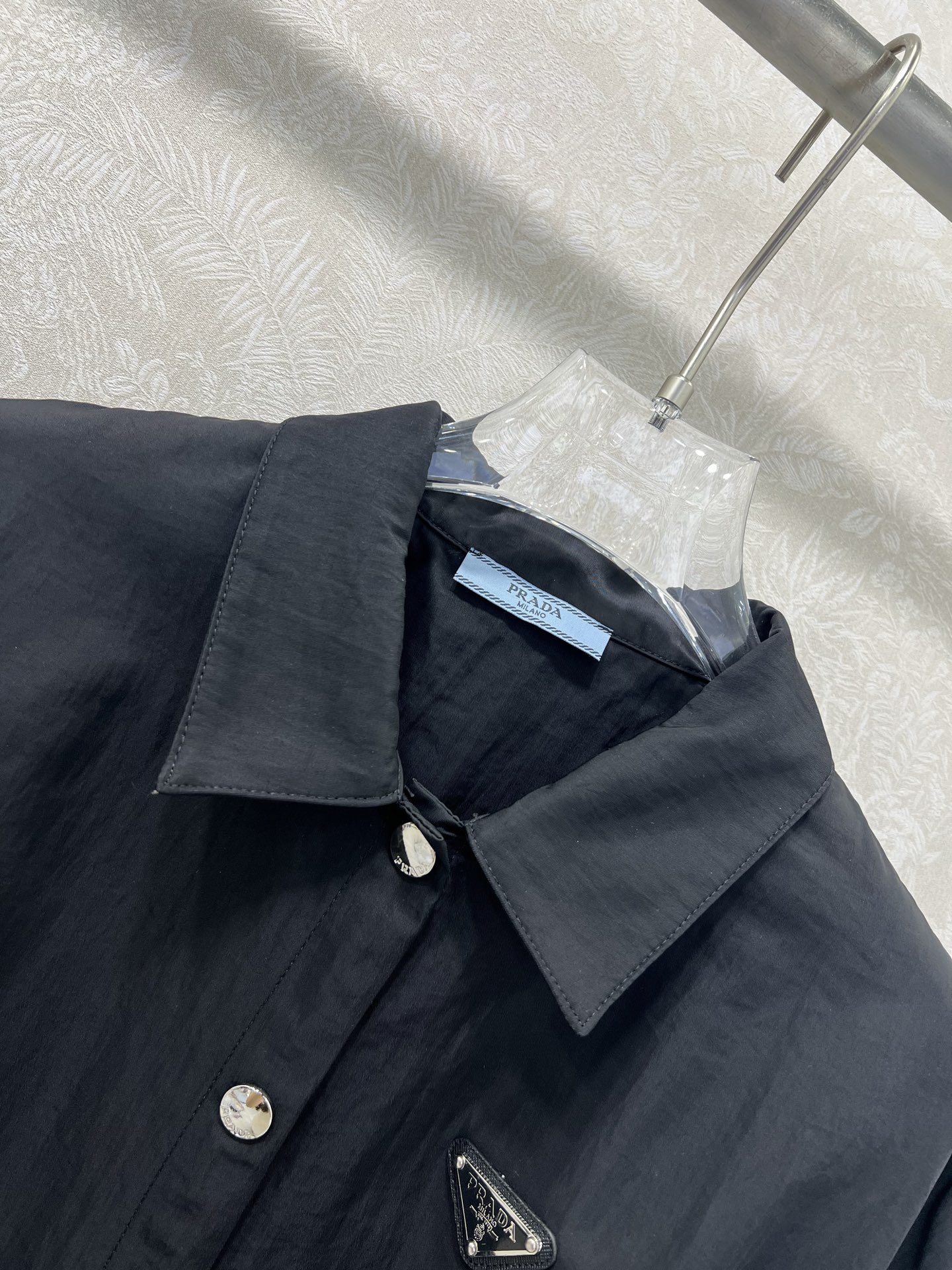 🔥🔥prad*25新款翻领腰带衬衣外套 潮版来袭，解锁多元风格 衣橱里总缺一件适配所有心情的外套？看这里