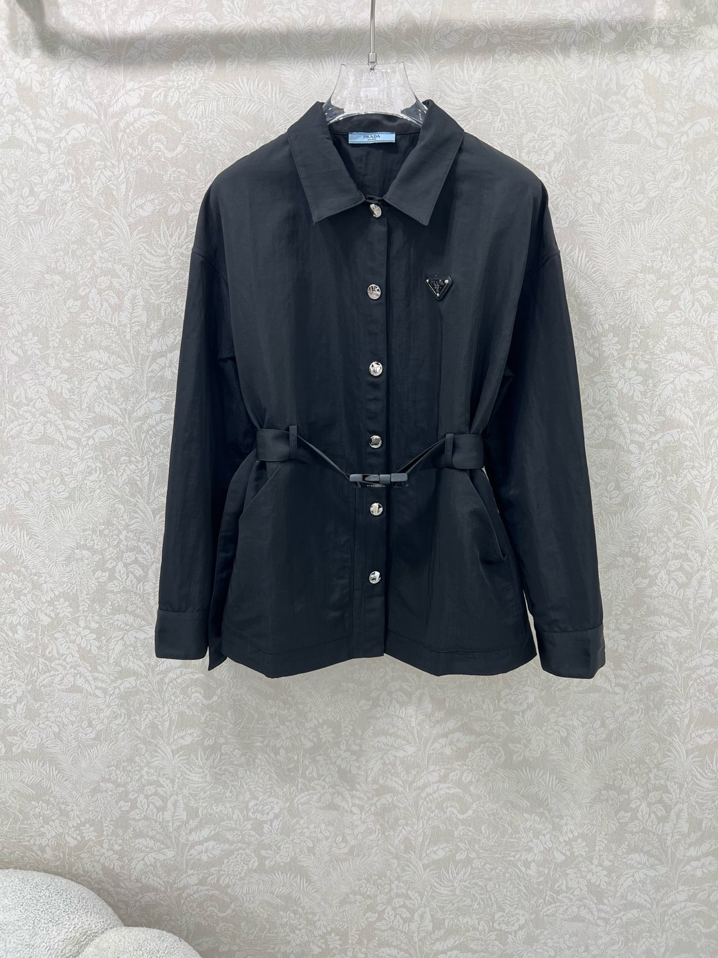 🔥🔥prad*25新款翻领腰带衬衣外套 潮版来袭，解锁多元风格 衣橱里总缺一件适配所有心情的外套？看这里