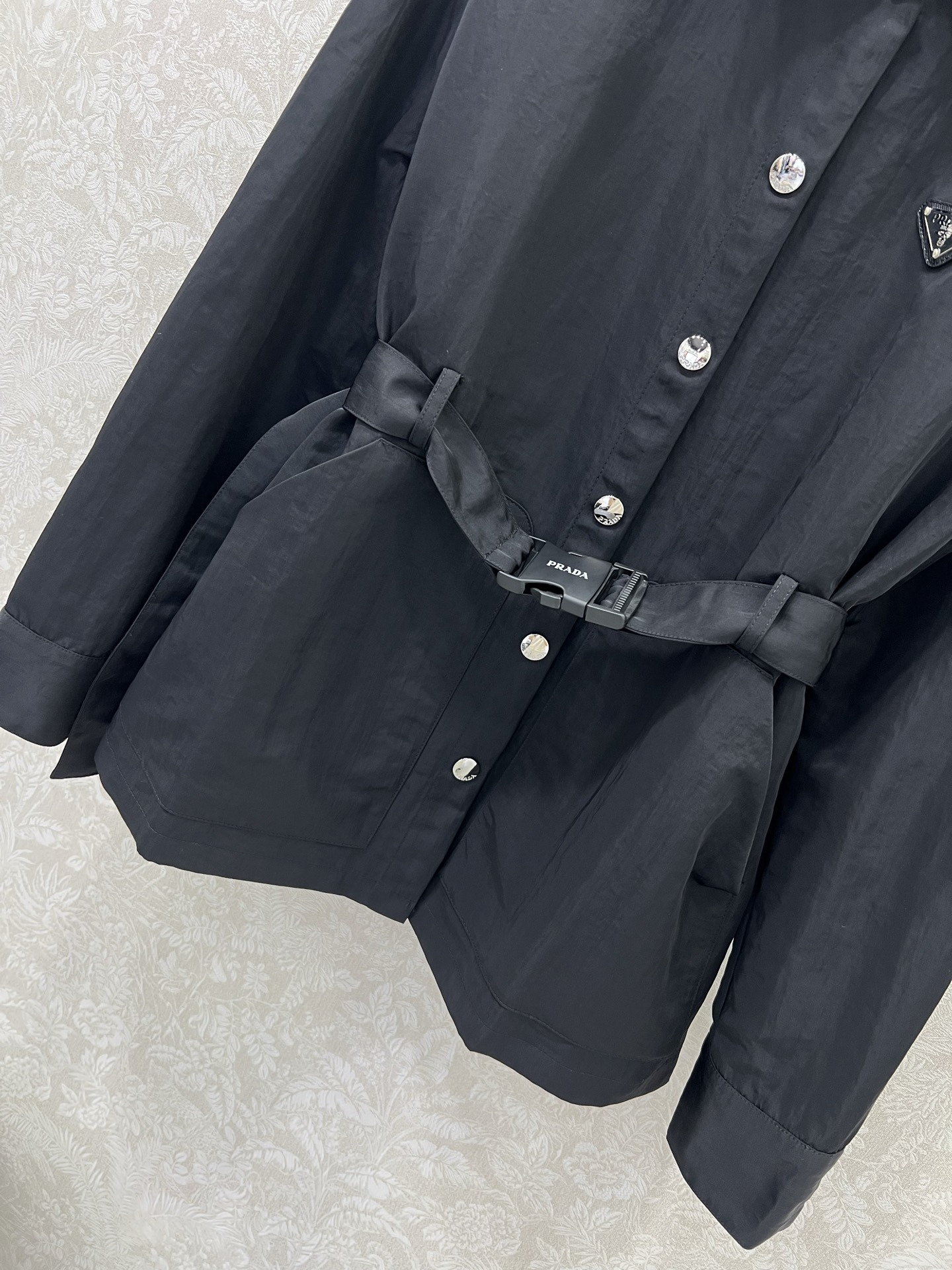 🔥🔥prad*25新款翻领腰带衬衣外套 潮版来袭，解锁多元风格 衣橱里总缺一件适配所有心情的外套？看这里