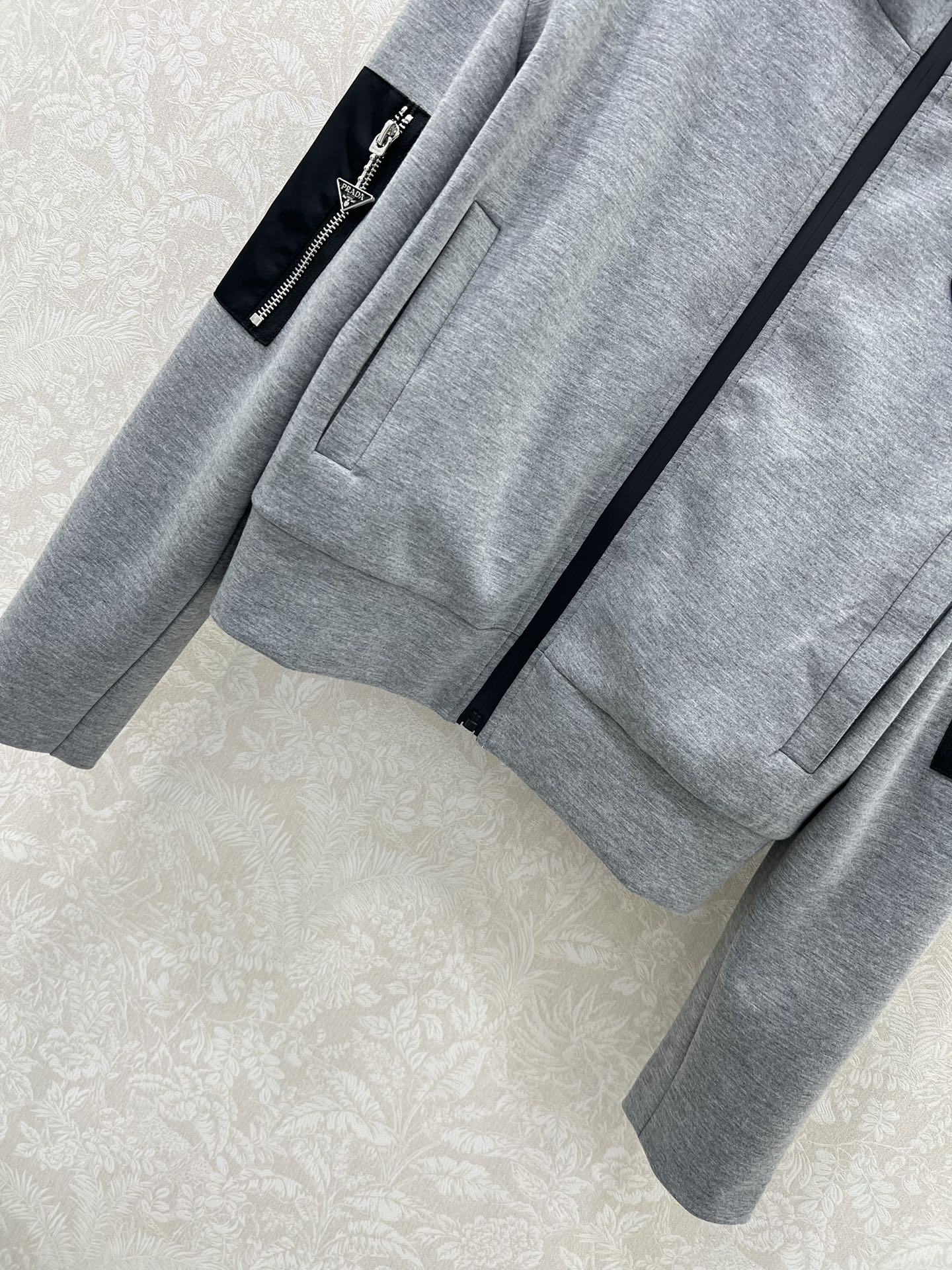 🔥🔥PRAD* 25新款连帽太空棉外套 整件衣服做起来难度超高！经典三角标口袋巨好看！采用太空棉面料 拒