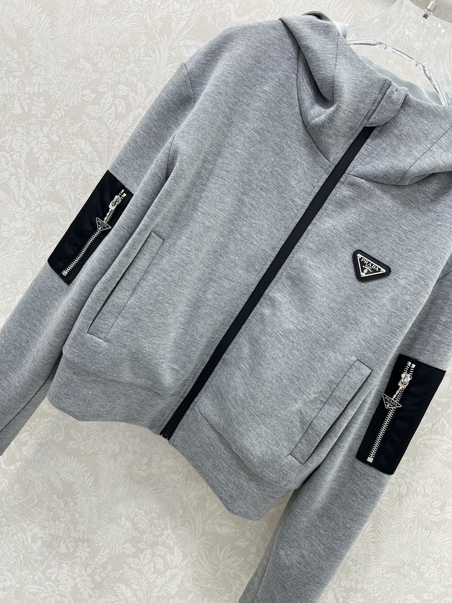 🔥🔥PRAD* 25新款连帽太空棉外套 整件衣服做起来难度超高！经典三角标口袋巨好看！采用太空棉面料 拒