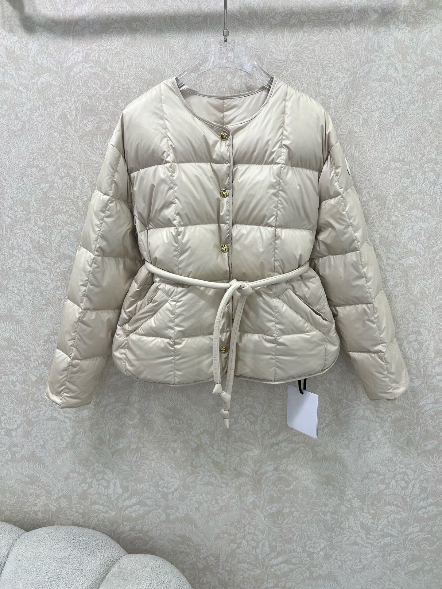 🔥🔥moncl*r25最新款高版本 Caramagne软绵绵面包服羽绒圆领外套 🤍搭配金属金色纽扣本布腰