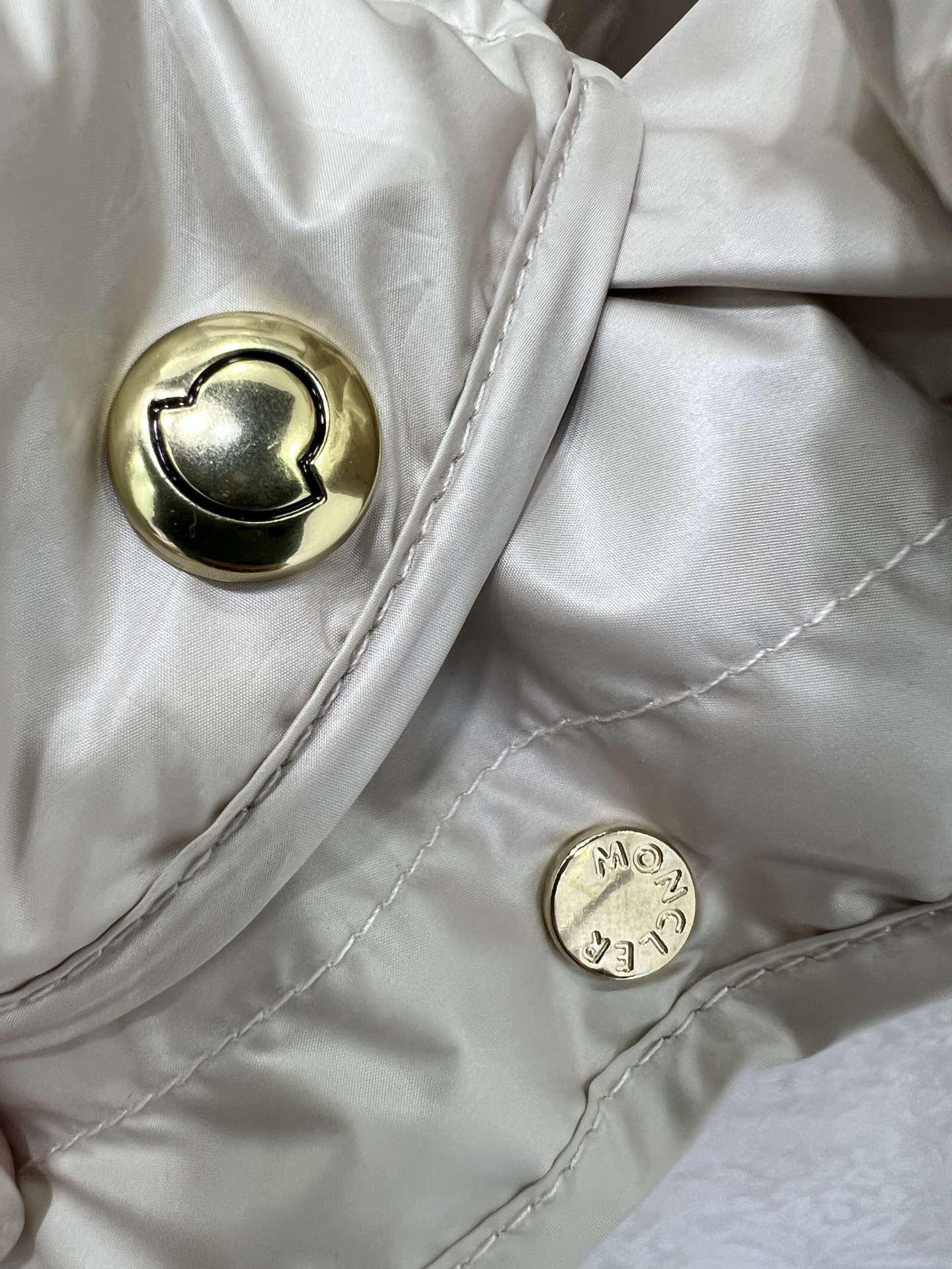 🔥🔥moncl*r25最新款高版本 Caramagne软绵绵面包服羽绒圆领外套 🤍搭配金属金色纽扣本布腰