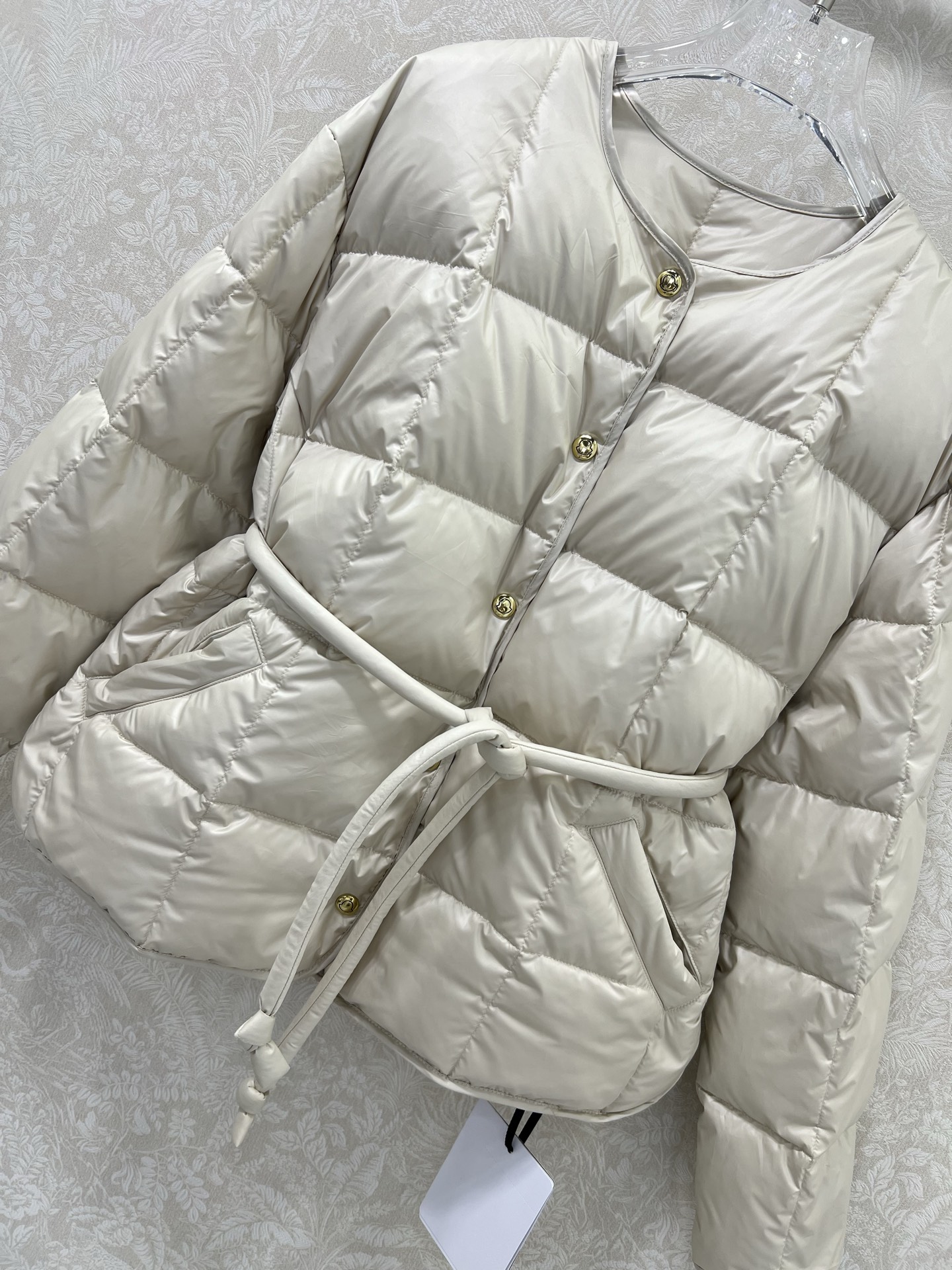 🔥🔥moncl*r25最新款高版本 Caramagne软绵绵面包服羽绒圆领外套 🤍搭配金属金色纽扣本布腰