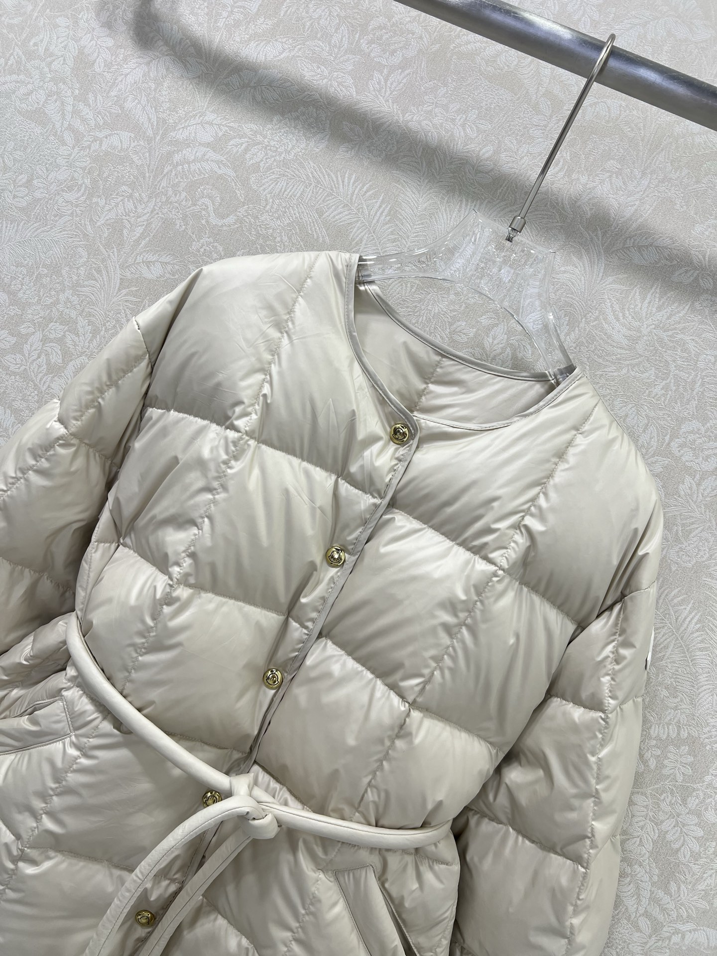 🔥🔥moncl*r25最新款高版本 Caramagne软绵绵面包服羽绒圆领外套 🤍搭配金属金色纽扣本布腰