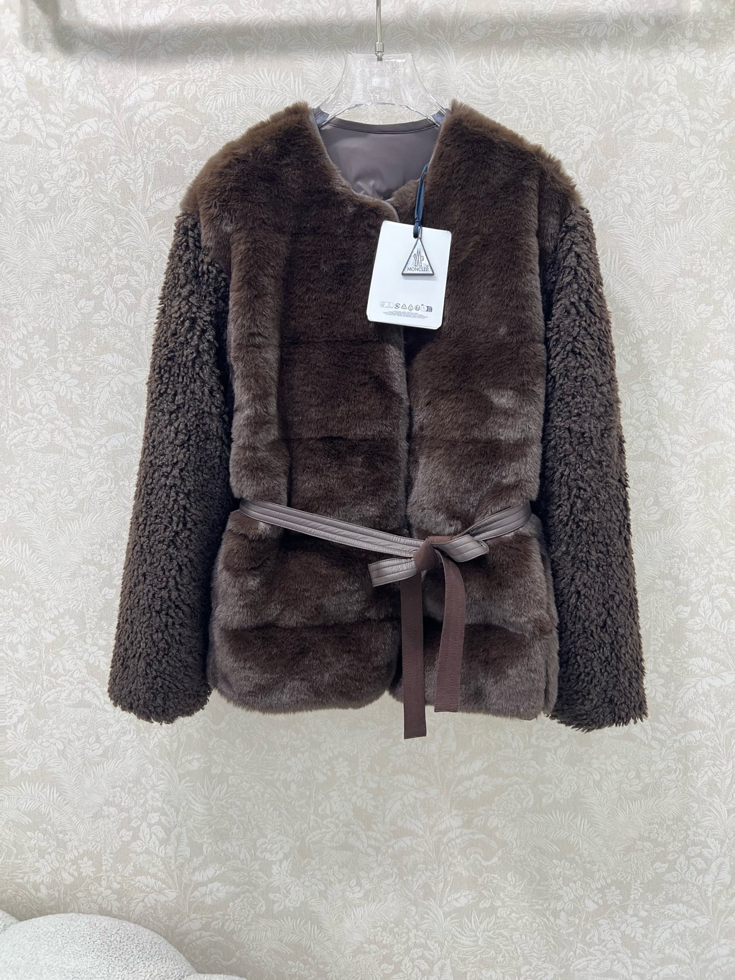 🔥🔥moncl*r25最新款高版本 泰迪毛绒按扣羽绒外套 前幅外层饰以泰迪毛绒材质 质感柔软舒适 躯干和