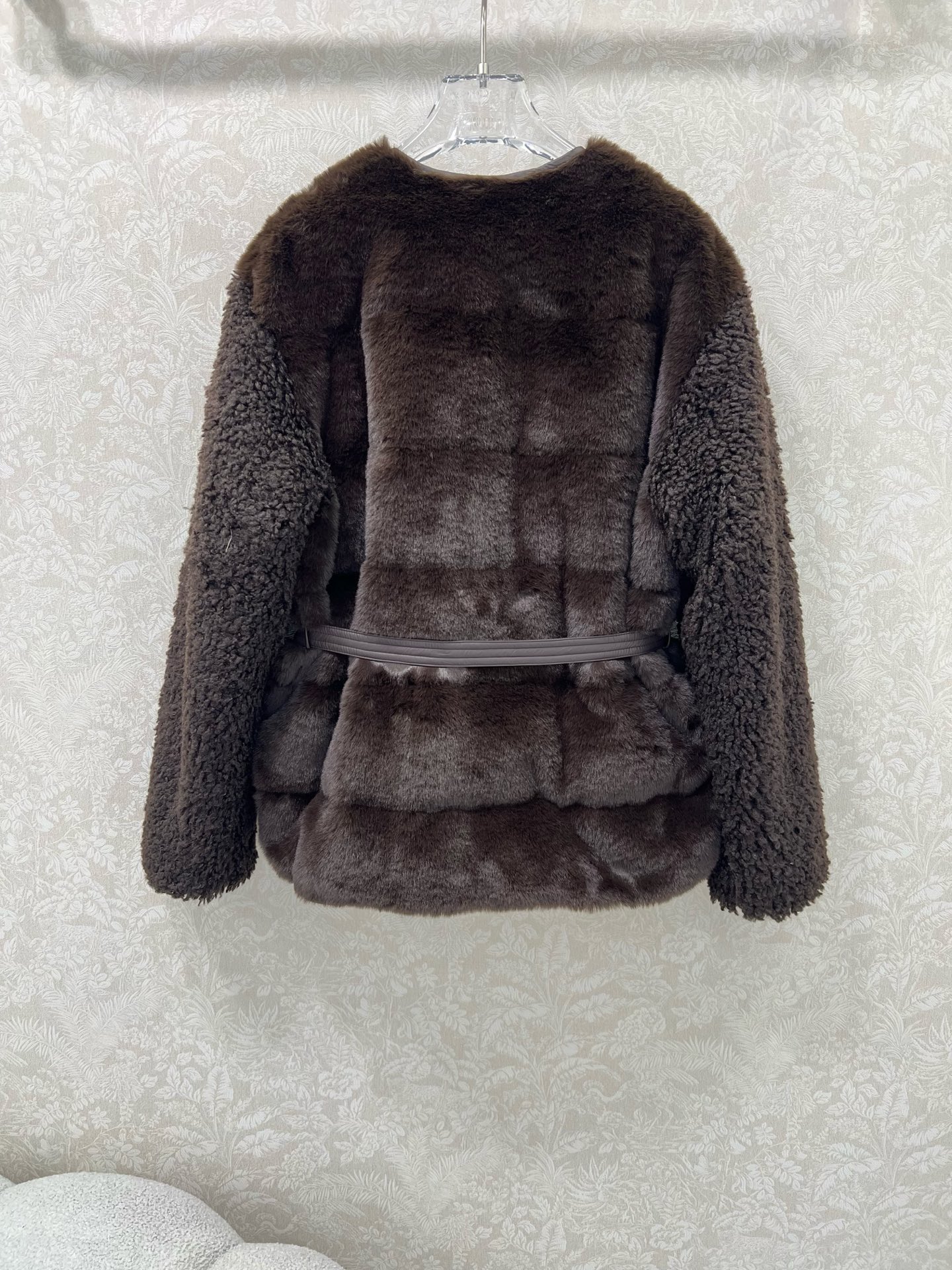 🔥🔥moncl*r25最新款高版本 泰迪毛绒按扣羽绒外套 前幅外层饰以泰迪毛绒材质 质感柔软舒适 躯干和