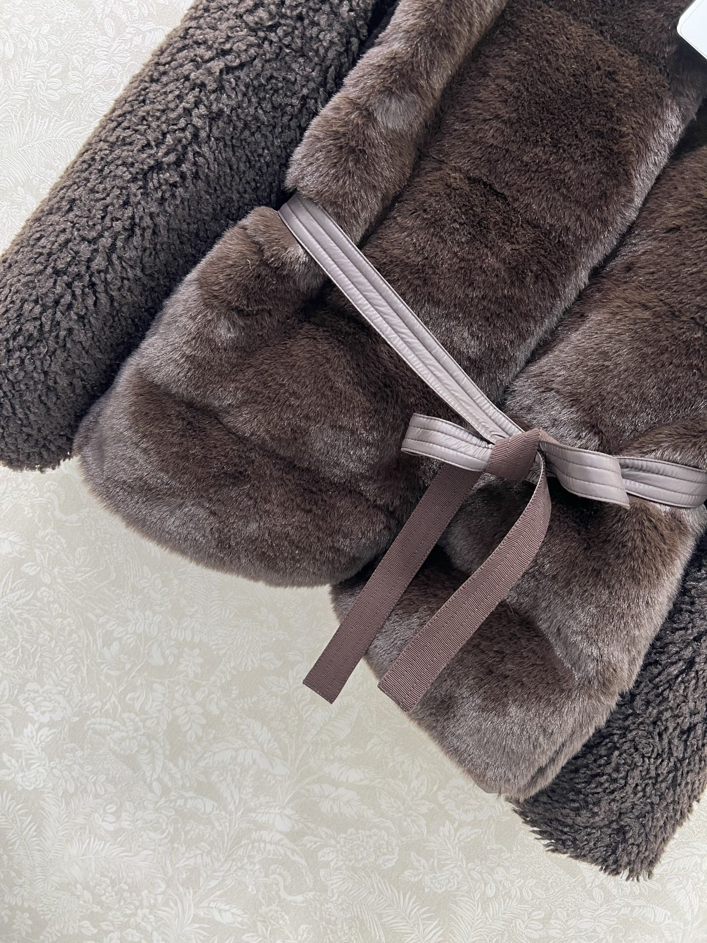 🔥🔥moncl*r25最新款高版本 泰迪毛绒按扣羽绒外套 前幅外层饰以泰迪毛绒材质 质感柔软舒适 躯干和