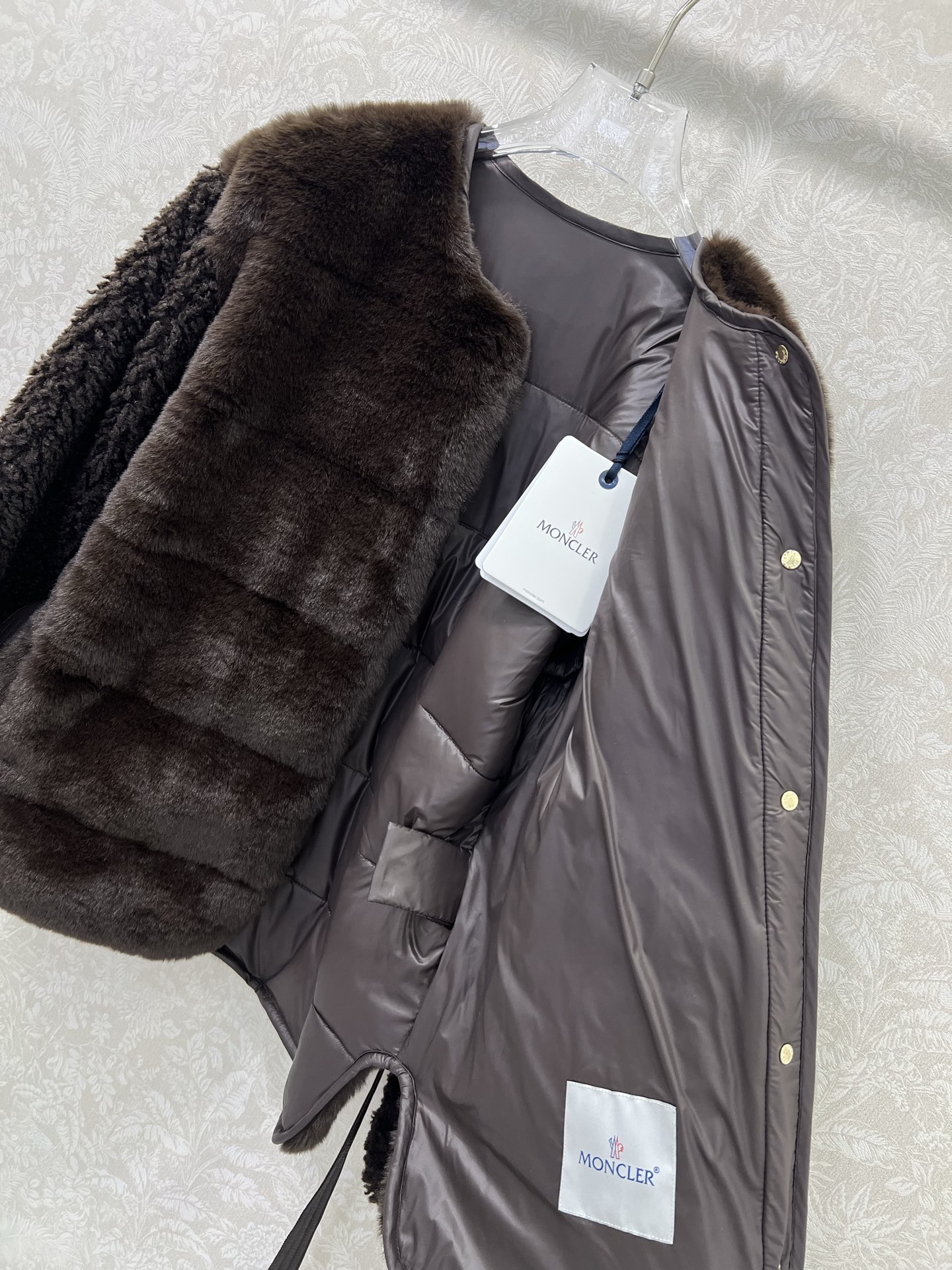 🔥🔥moncl*r25最新款高版本 泰迪毛绒按扣羽绒外套 前幅外层饰以泰迪毛绒材质 质感柔软舒适 躯干和