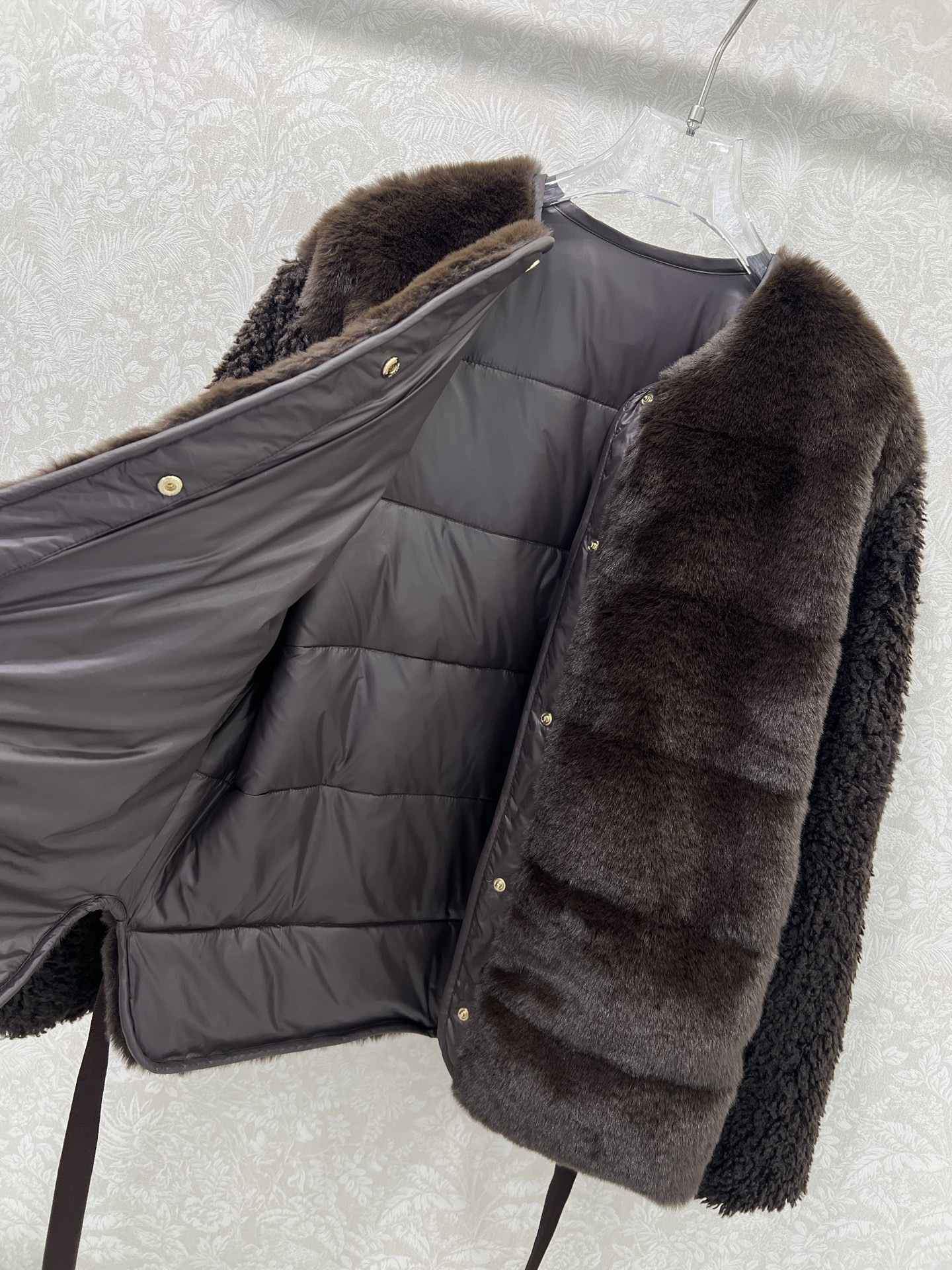 🔥🔥moncl*r25最新款高版本 泰迪毛绒按扣羽绒外套 前幅外层饰以泰迪毛绒材质 质感柔软舒适 躯干和