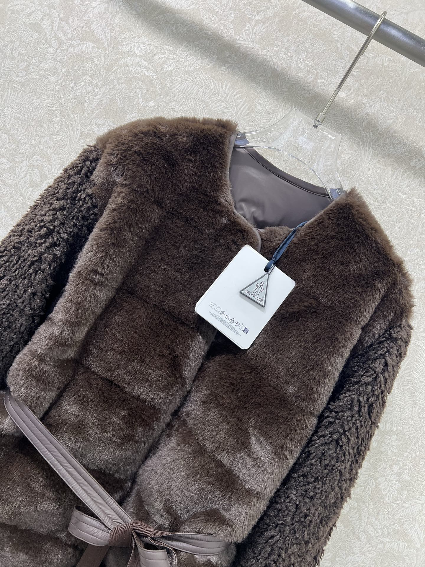 🔥🔥moncl*r25最新款高版本 泰迪毛绒按扣羽绒外套 前幅外层饰以泰迪毛绒材质 质感柔软舒适 躯干和