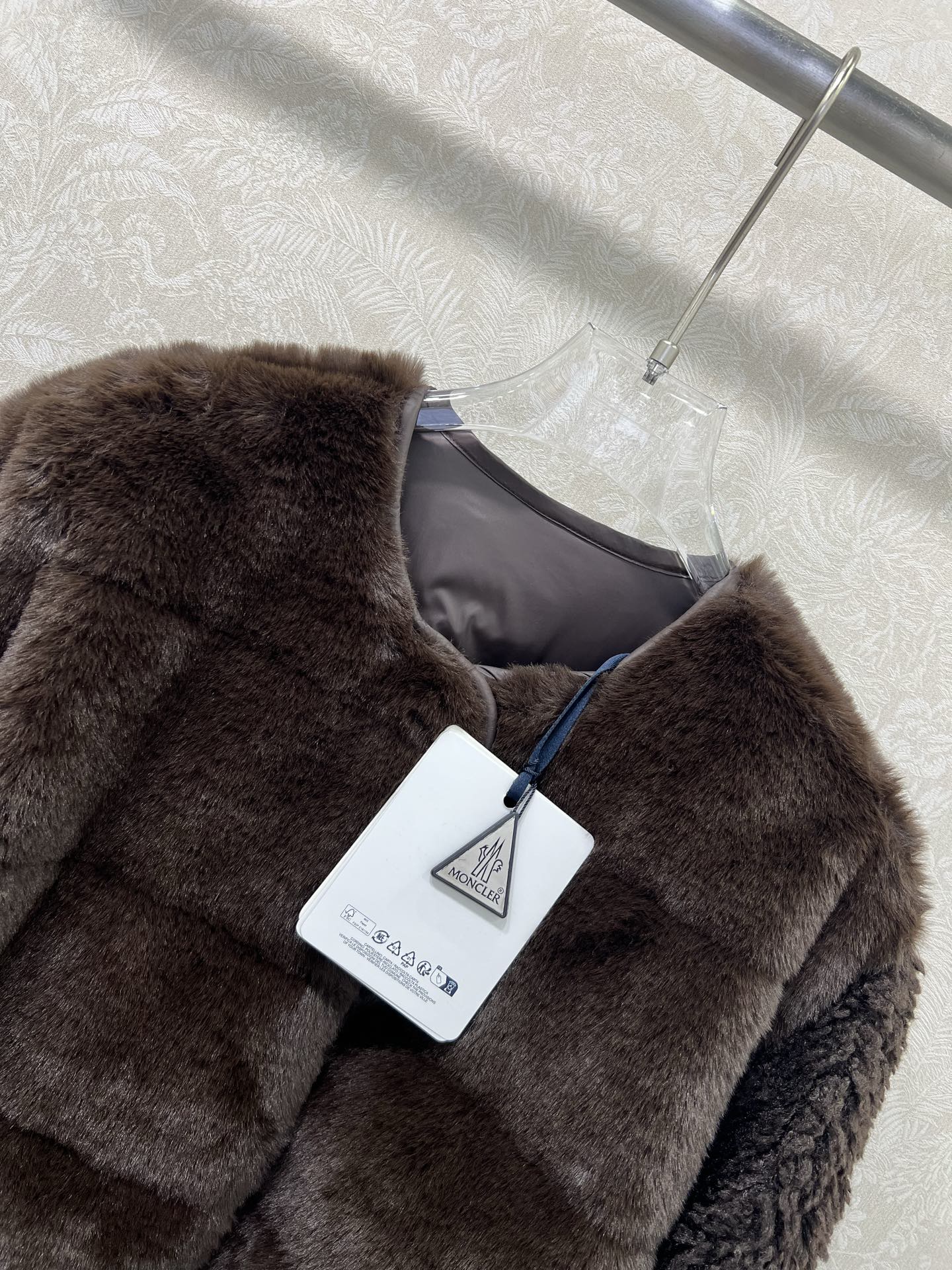 🔥🔥moncl*r25最新款高版本 泰迪毛绒按扣羽绒外套 前幅外层饰以泰迪毛绒材质 质感柔软舒适 躯干和