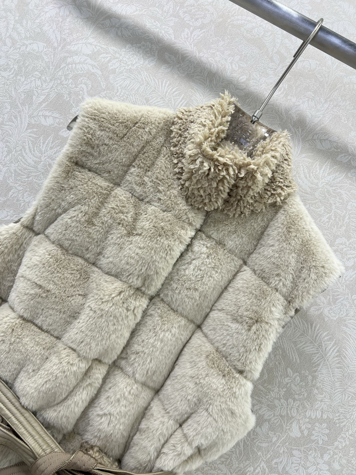 🔥🔥moncl*r25最新款高版本 泰迪毛绒按扣羽绒马甲 前幅外层饰以泰迪毛绒材质 质感柔软舒适 立领马