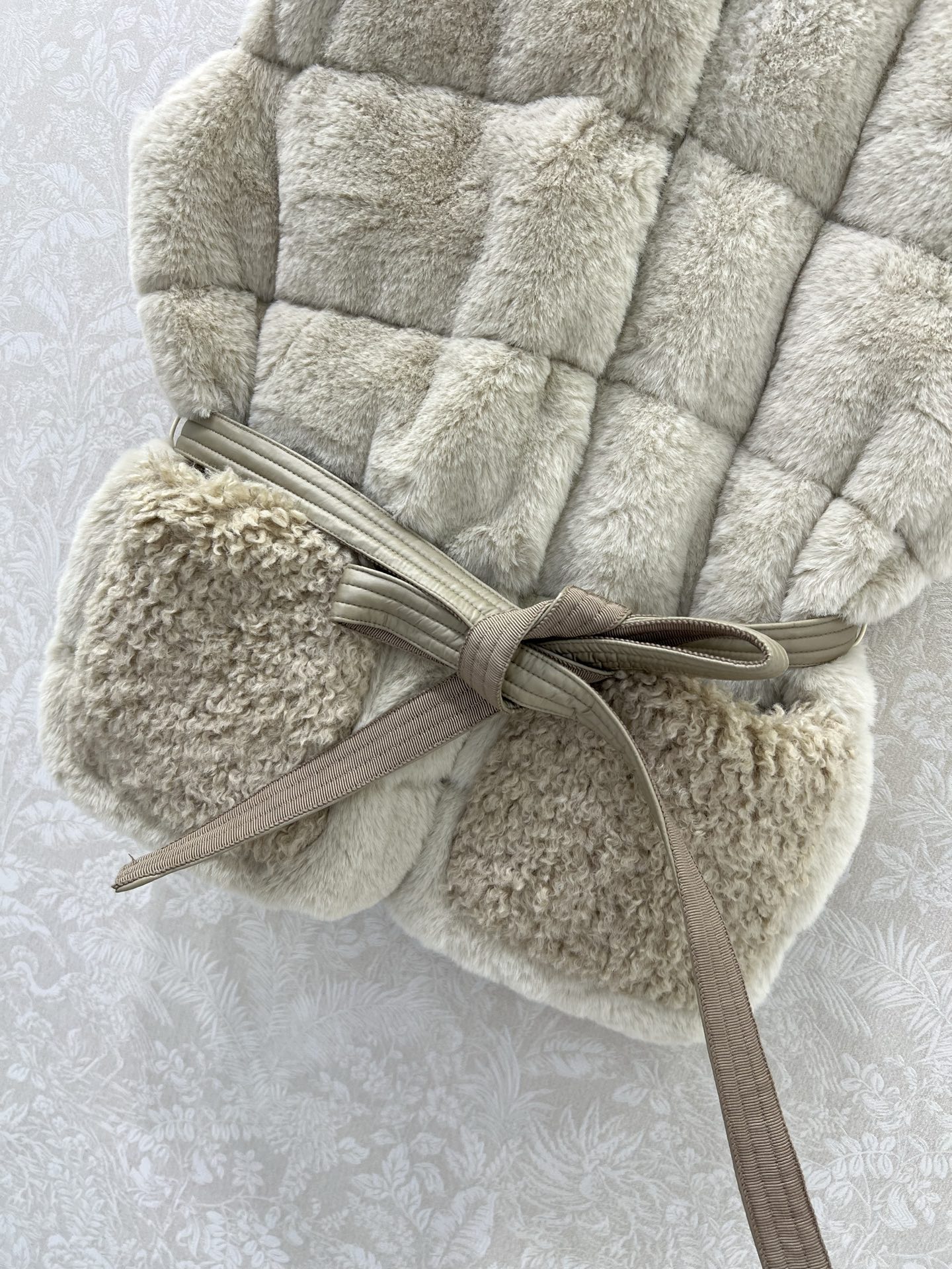 🔥🔥moncl*r25最新款高版本 泰迪毛绒按扣羽绒马甲 前幅外层饰以泰迪毛绒材质 质感柔软舒适 立领马