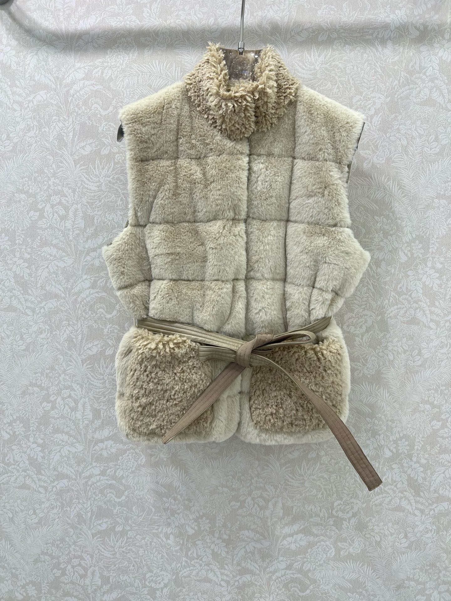 🔥🔥moncl*r25最新款高版本 泰迪毛绒按扣羽绒马甲 前幅外层饰以泰迪毛绒材质 质感柔软舒适 立领马