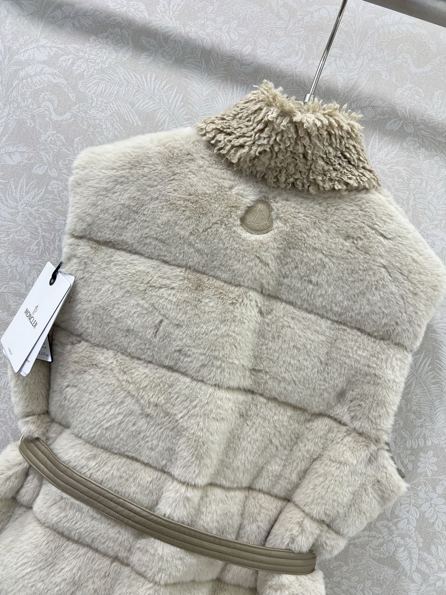 🔥🔥moncl*r25最新款高版本 泰迪毛绒按扣羽绒马甲 前幅外层饰以泰迪毛绒材质 质感柔软舒适 立领马