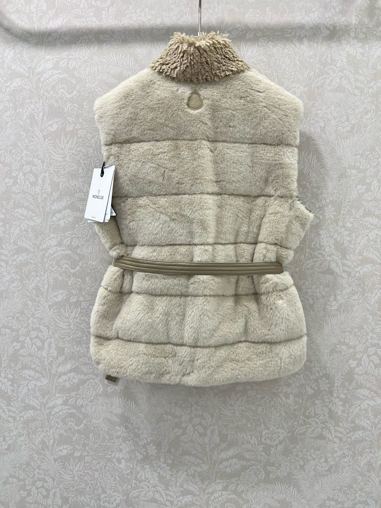 🔥🔥moncl*r25最新款高版本 泰迪毛绒按扣羽绒马甲 前幅外层饰以泰迪毛绒材质 质感柔软舒适 立领马