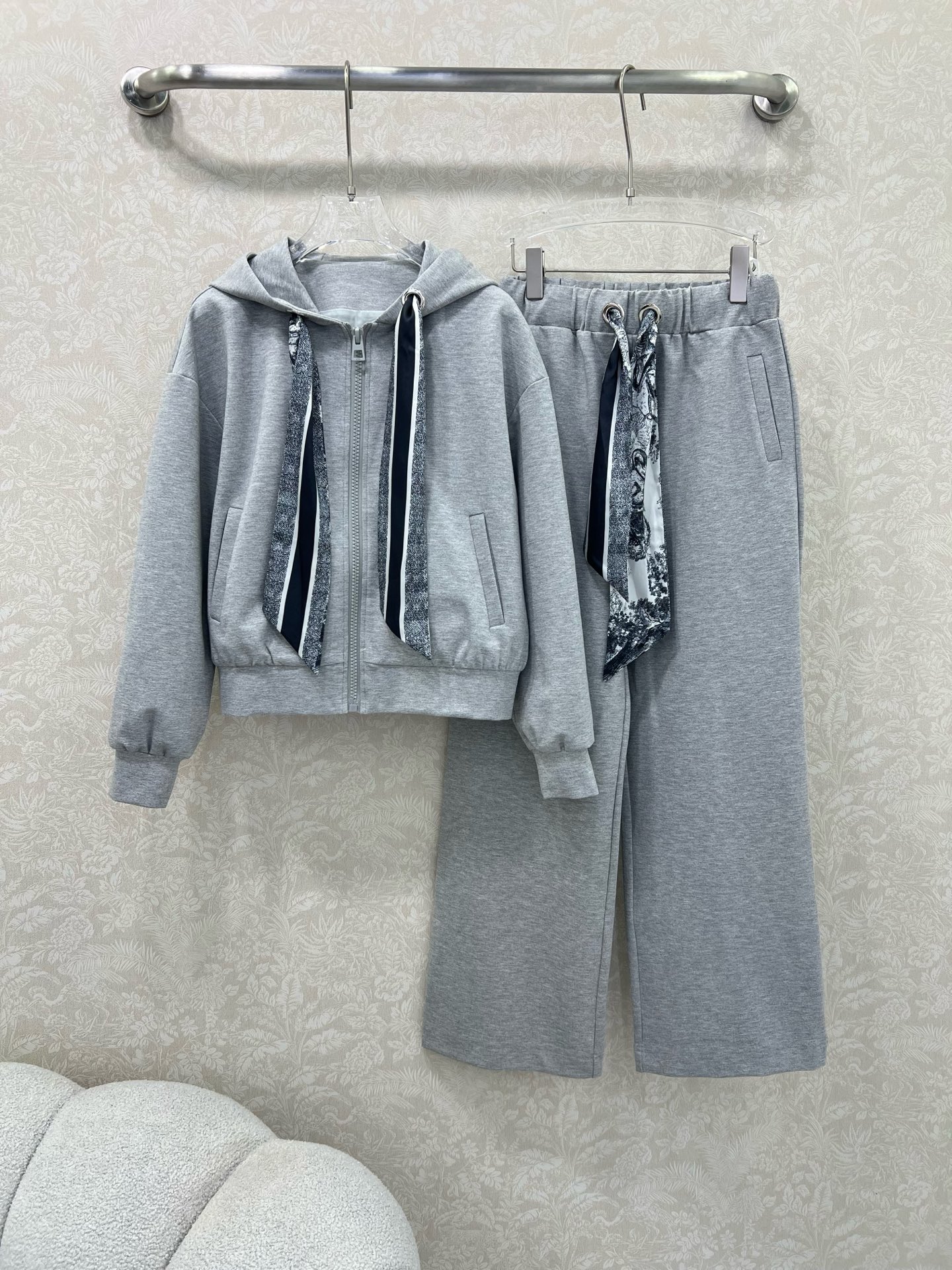 🔥🔥 DIO* 25新款搭配丛林印花丝巾套装  整套出售 连帽外套➕阔腿长裤的组合  外套裤子均以丛林动