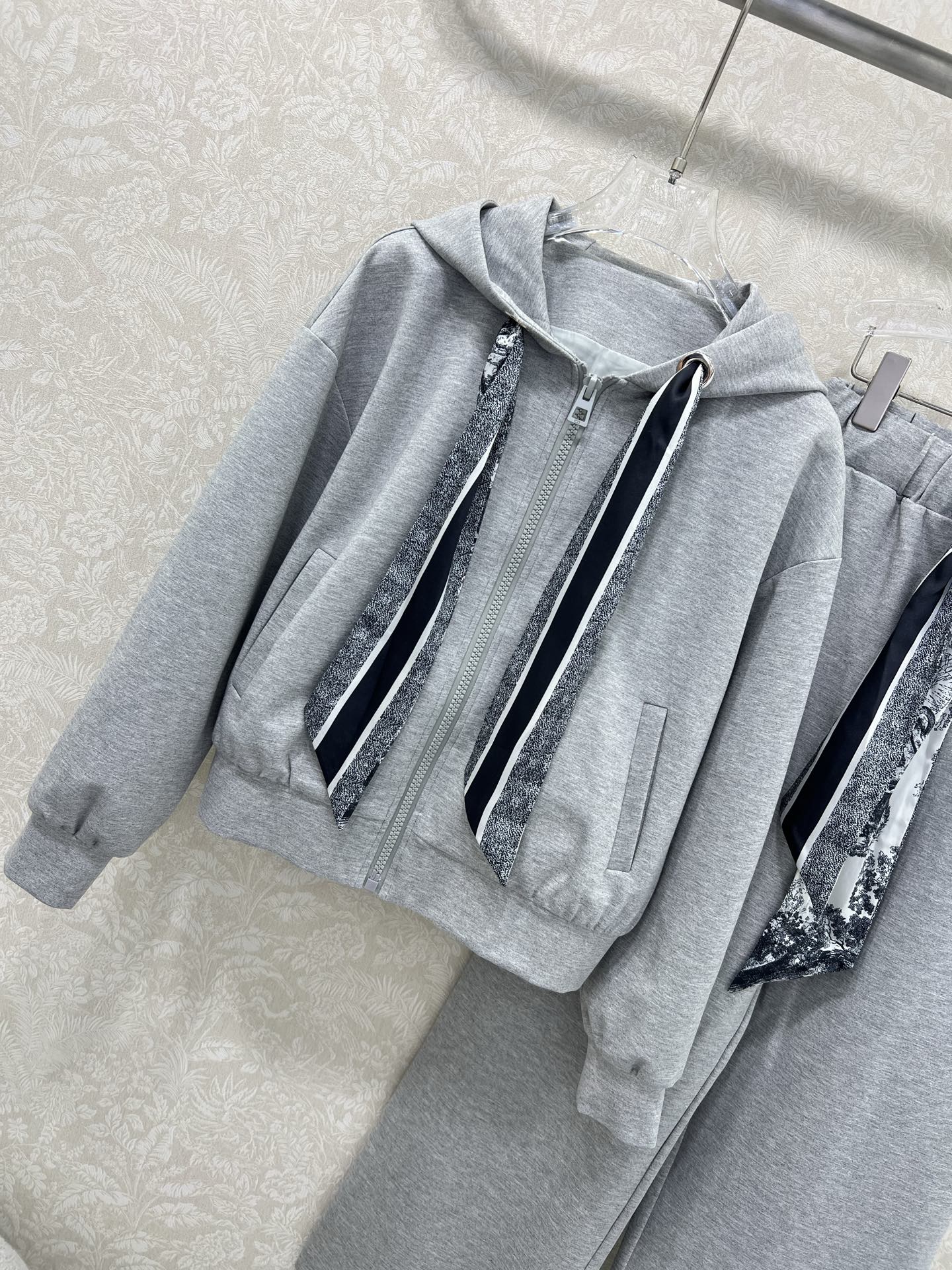 🔥🔥 DIO* 25新款搭配丛林印花丝巾套装  整套出售 连帽外套➕阔腿长裤的组合  外套裤子均以丛林动