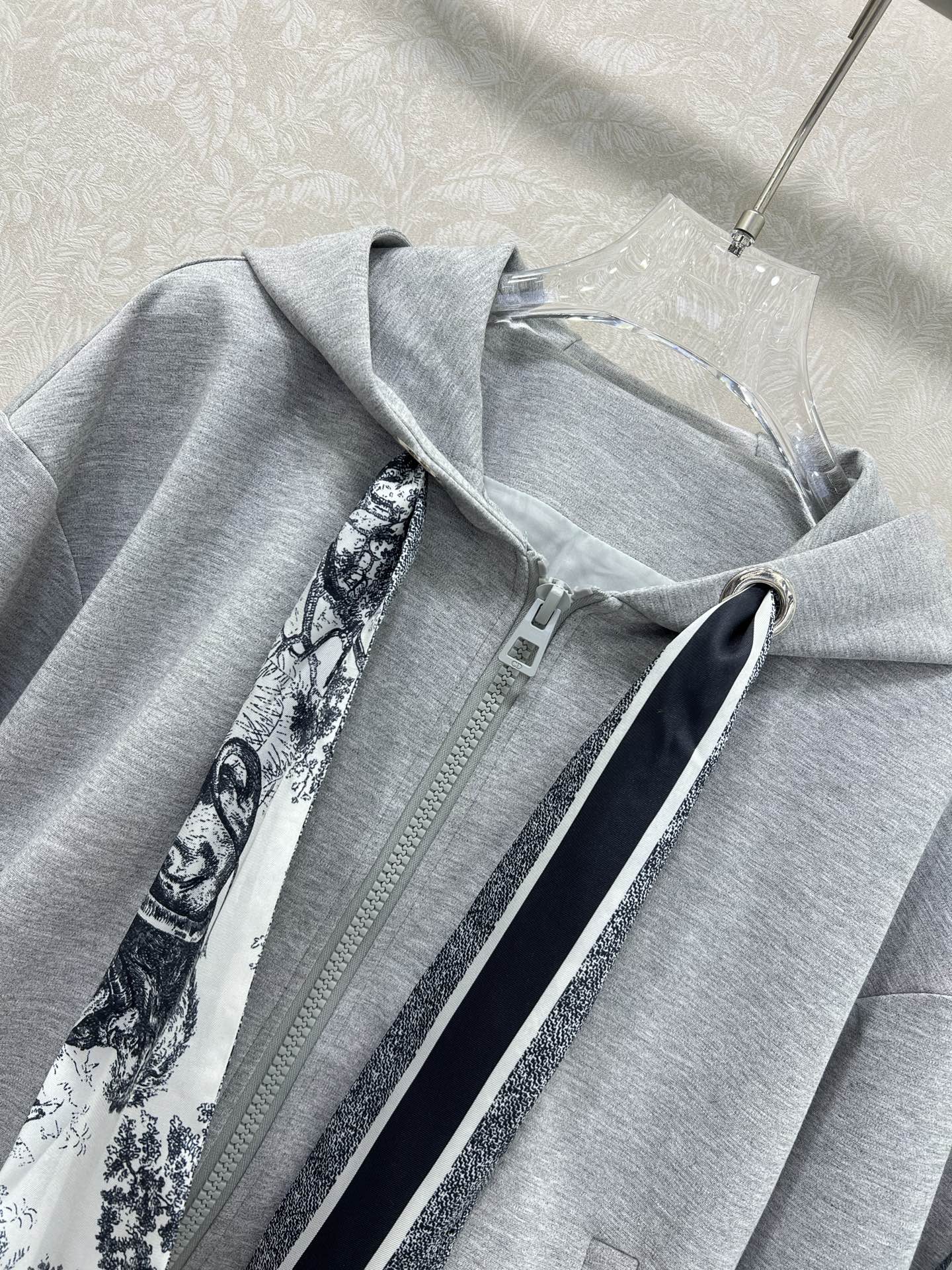 🔥🔥 DIO* 25新款搭配丛林印花丝巾套装  整套出售 连帽外套➕阔腿长裤的组合  外套裤子均以丛林动