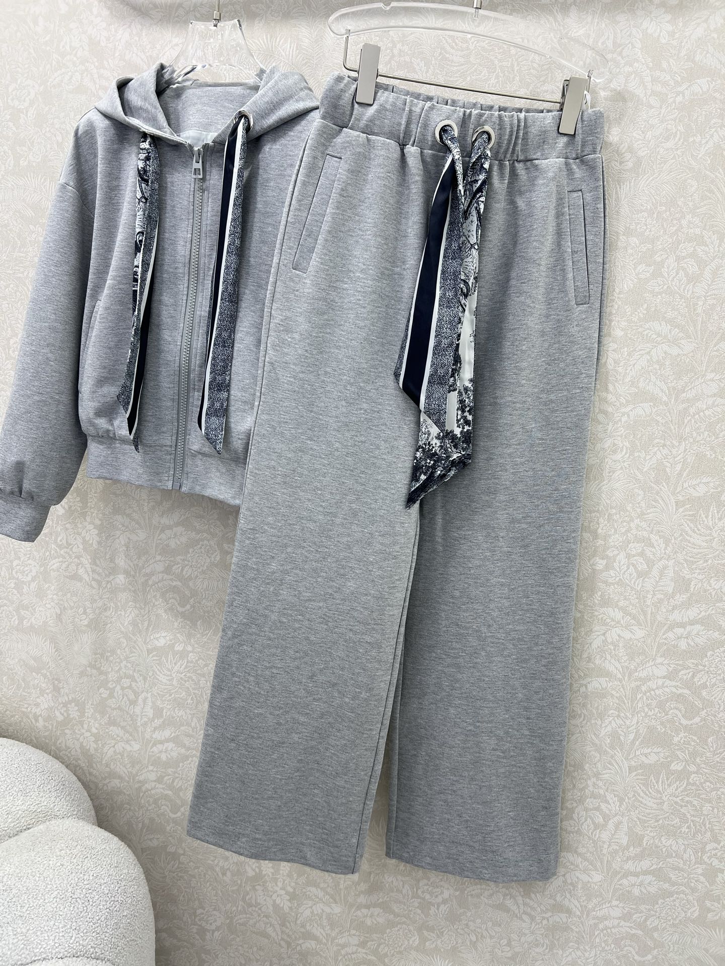 🔥🔥 DIO* 25新款搭配丛林印花丝巾套装  整套出售 连帽外套➕阔腿长裤的组合  外套裤子均以丛林动