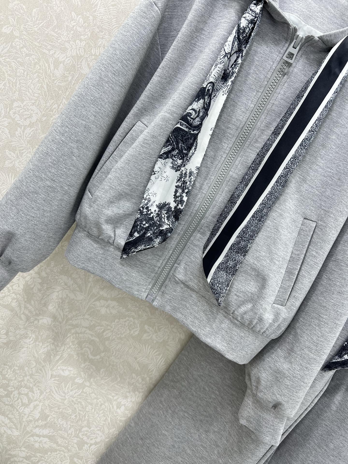 🔥🔥 DIO* 25新款搭配丛林印花丝巾套装  整套出售 连帽外套➕阔腿长裤的组合  外套裤子均以丛林动