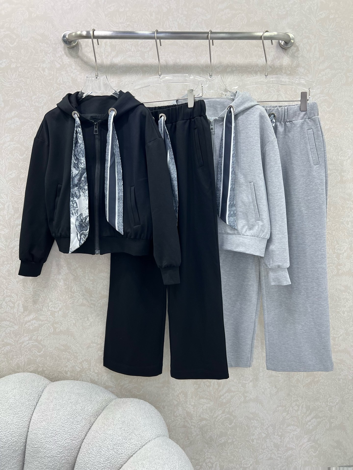 🔥🔥 DIO* 25新款搭配丛林印花丝巾套装  整套出售 连帽外套➕阔腿长裤的组合  外套裤子均以丛林动