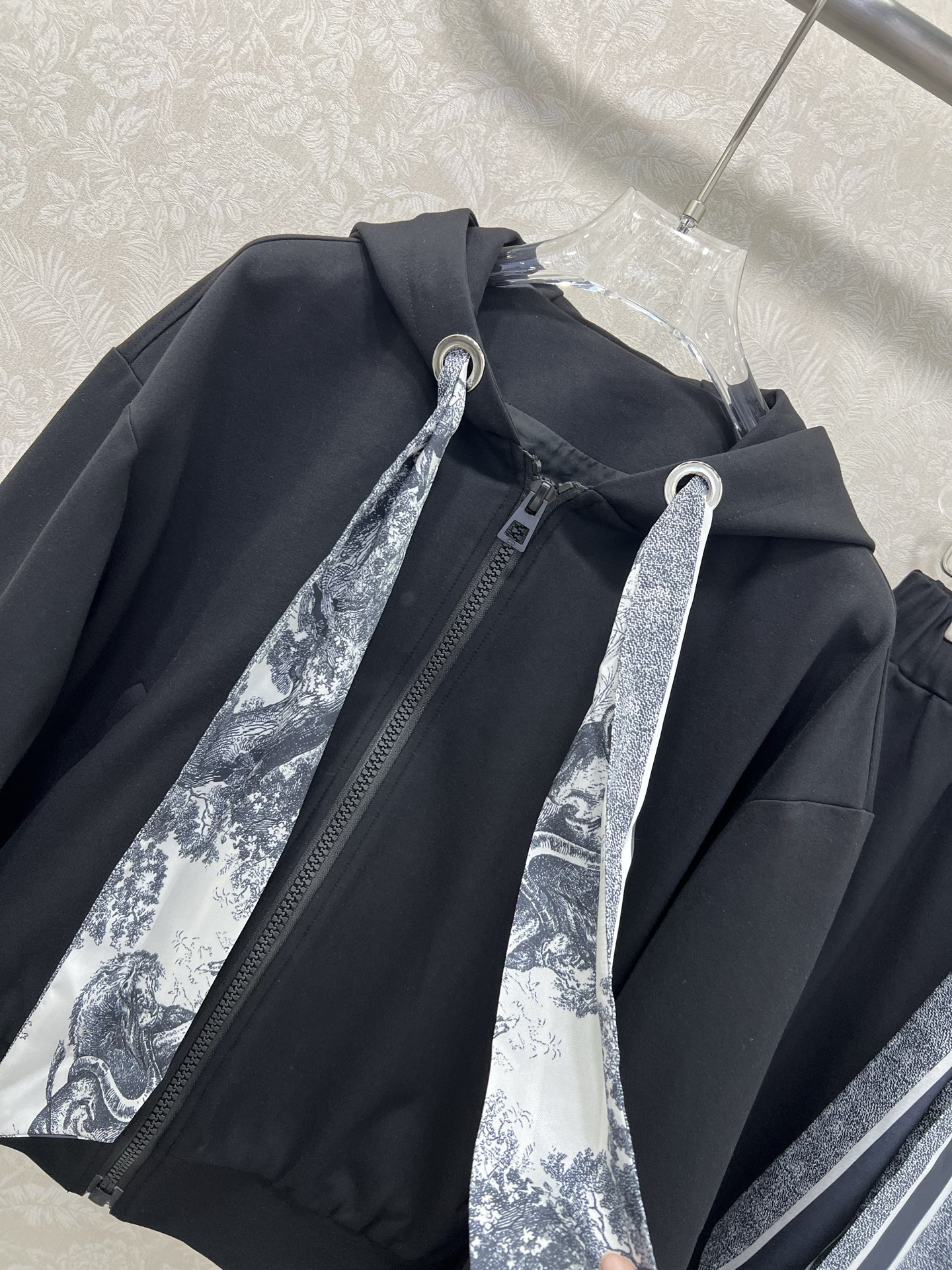 🔥🔥 DIO* 25新款搭配丛林印花丝巾套装  整套出售 连帽外套➕阔腿长裤的组合  外套裤子均以丛林动